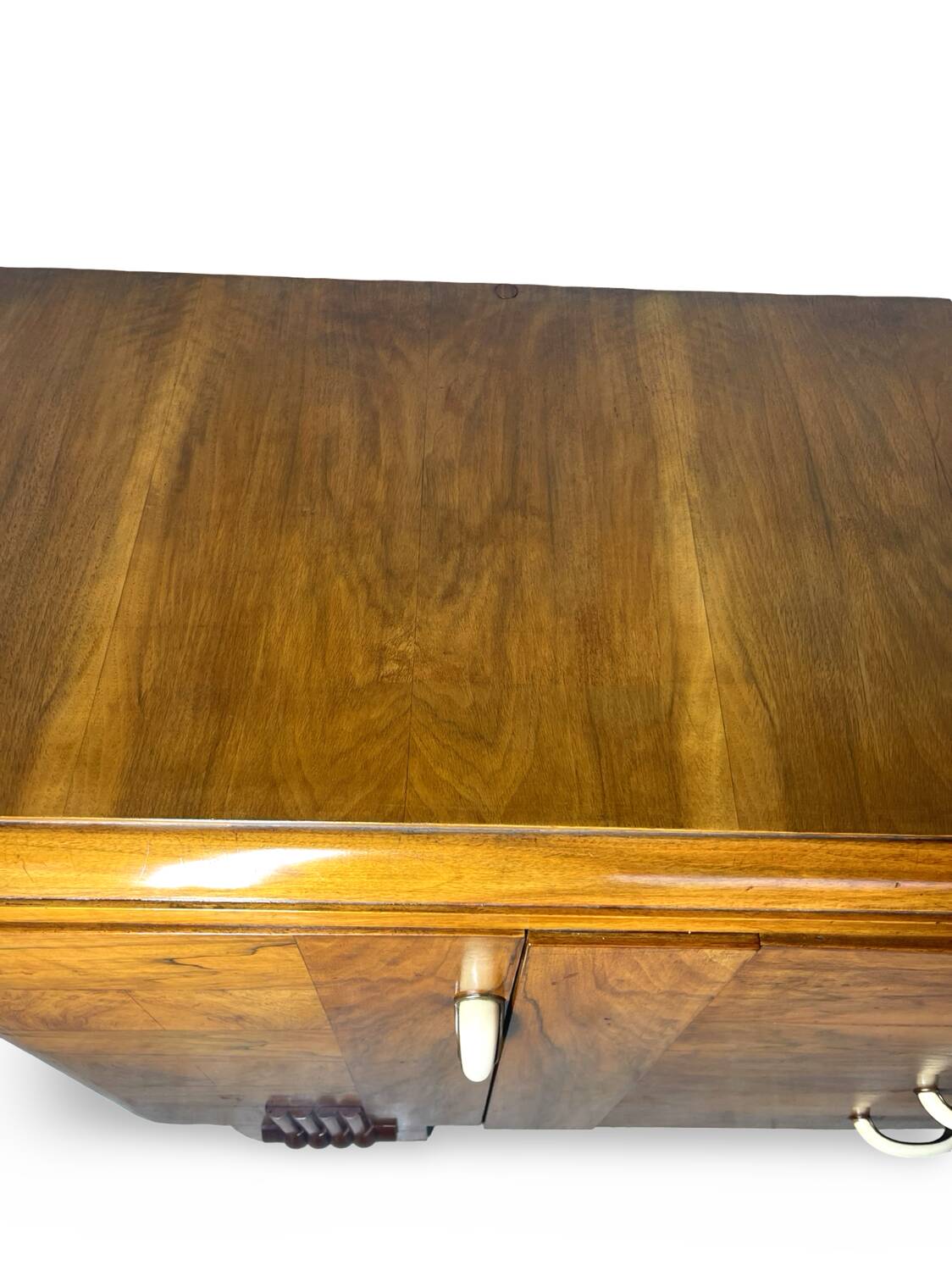 Buffet en noyer Art déco italien, de grande qualité.