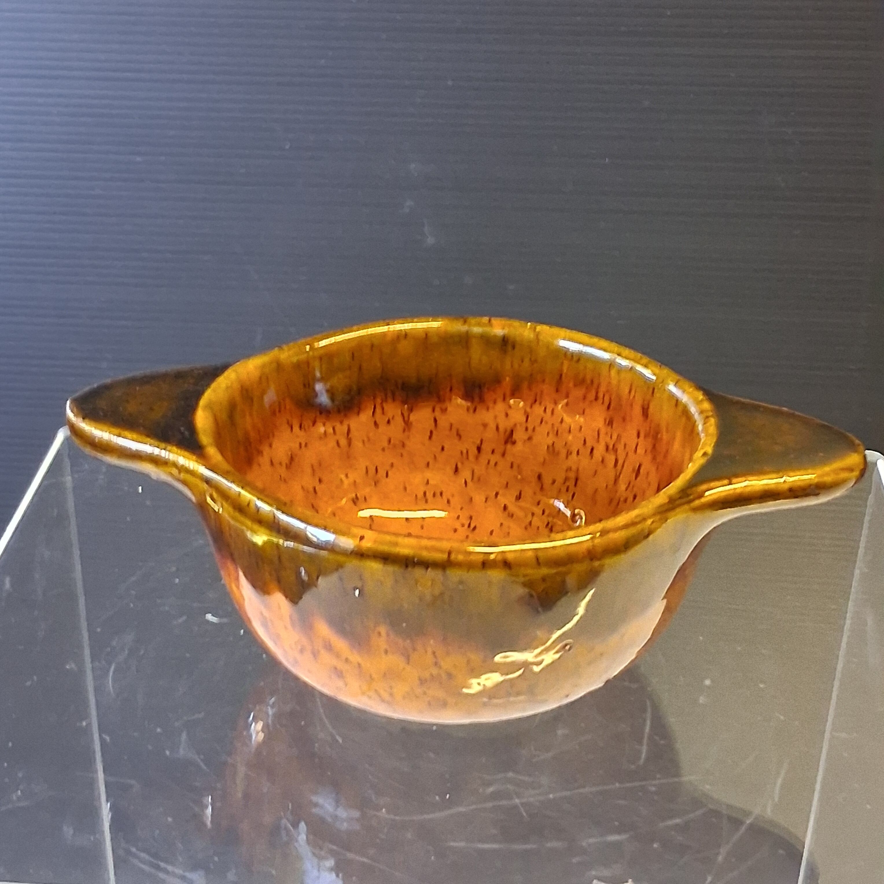 Set of 6 ear bowls in stoneware in very good condition.