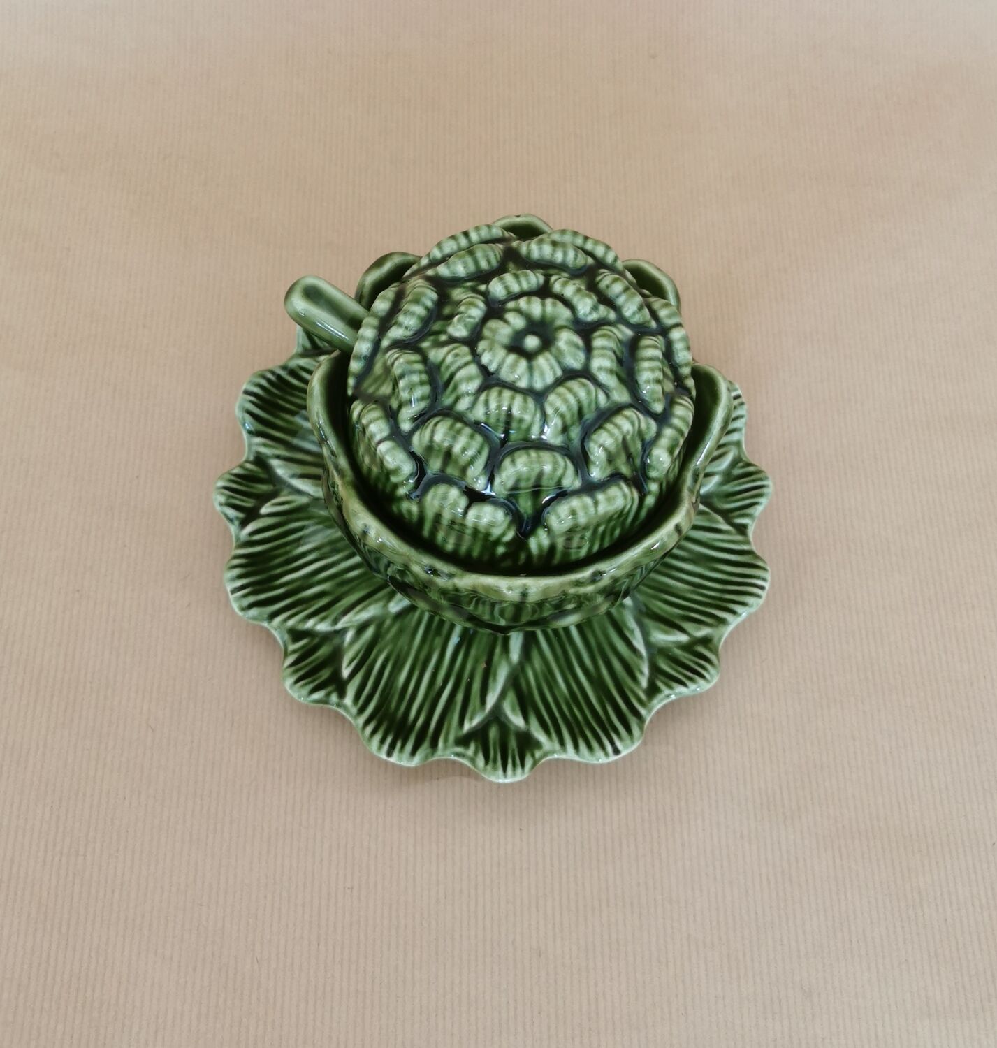 Slurry artichoke pot with spoon