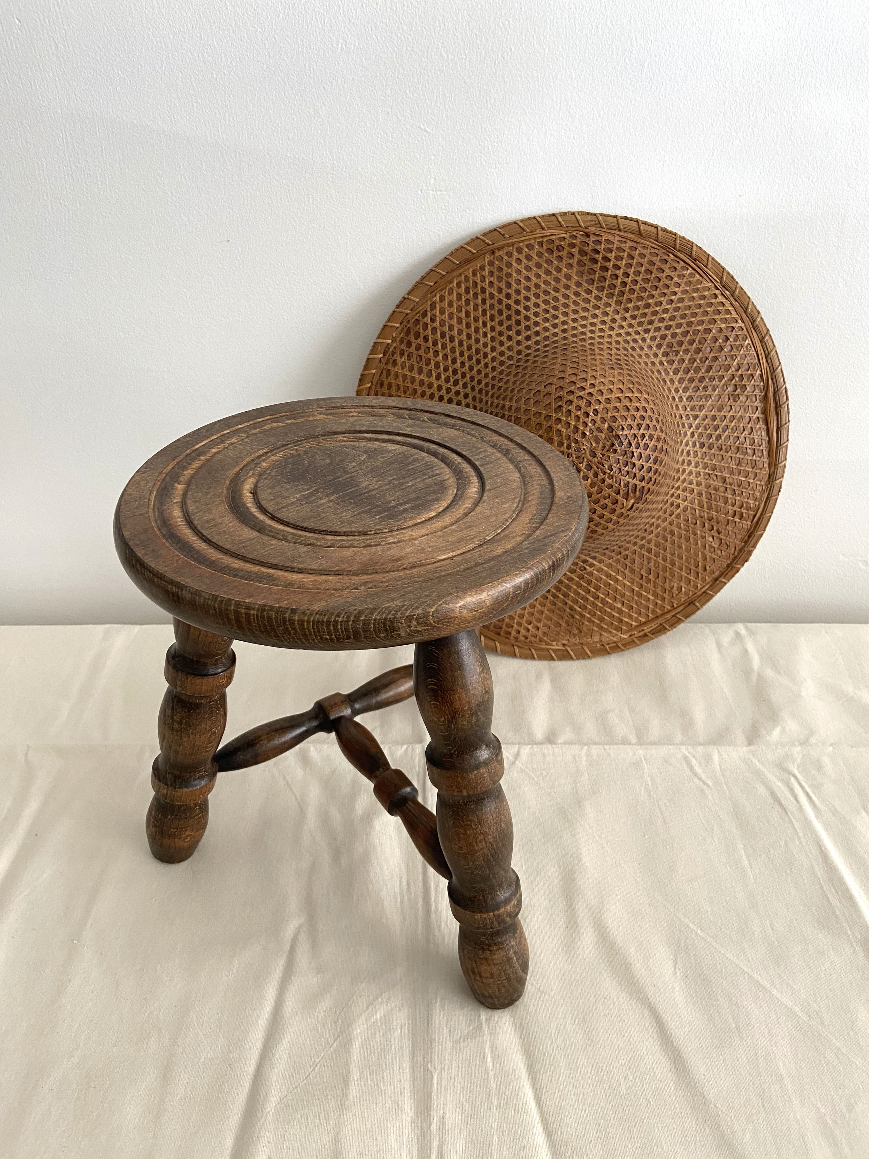 Tripod stool with spacer