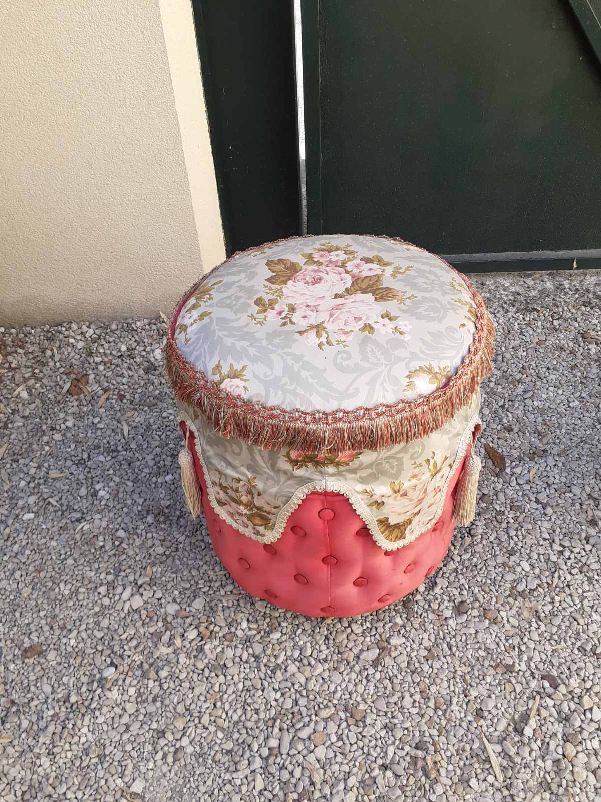 Pouf in boudoir style