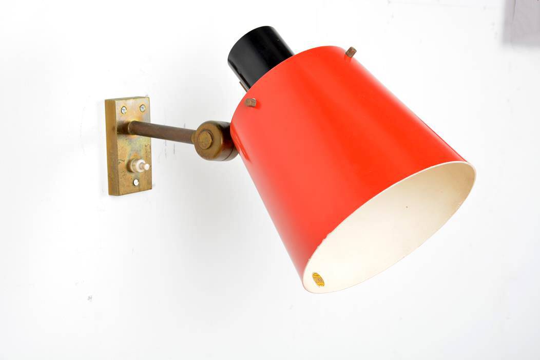 Old and rare Stilnovo wall light, red and black lacquered metal and brass With period label