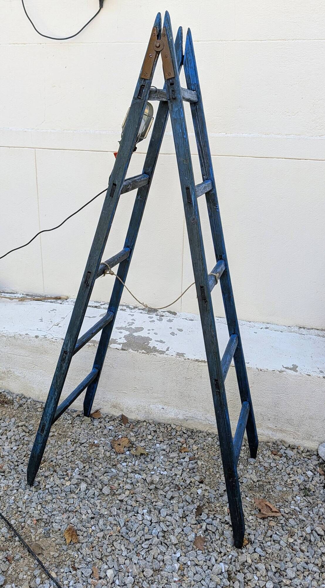 Old electric blue scale