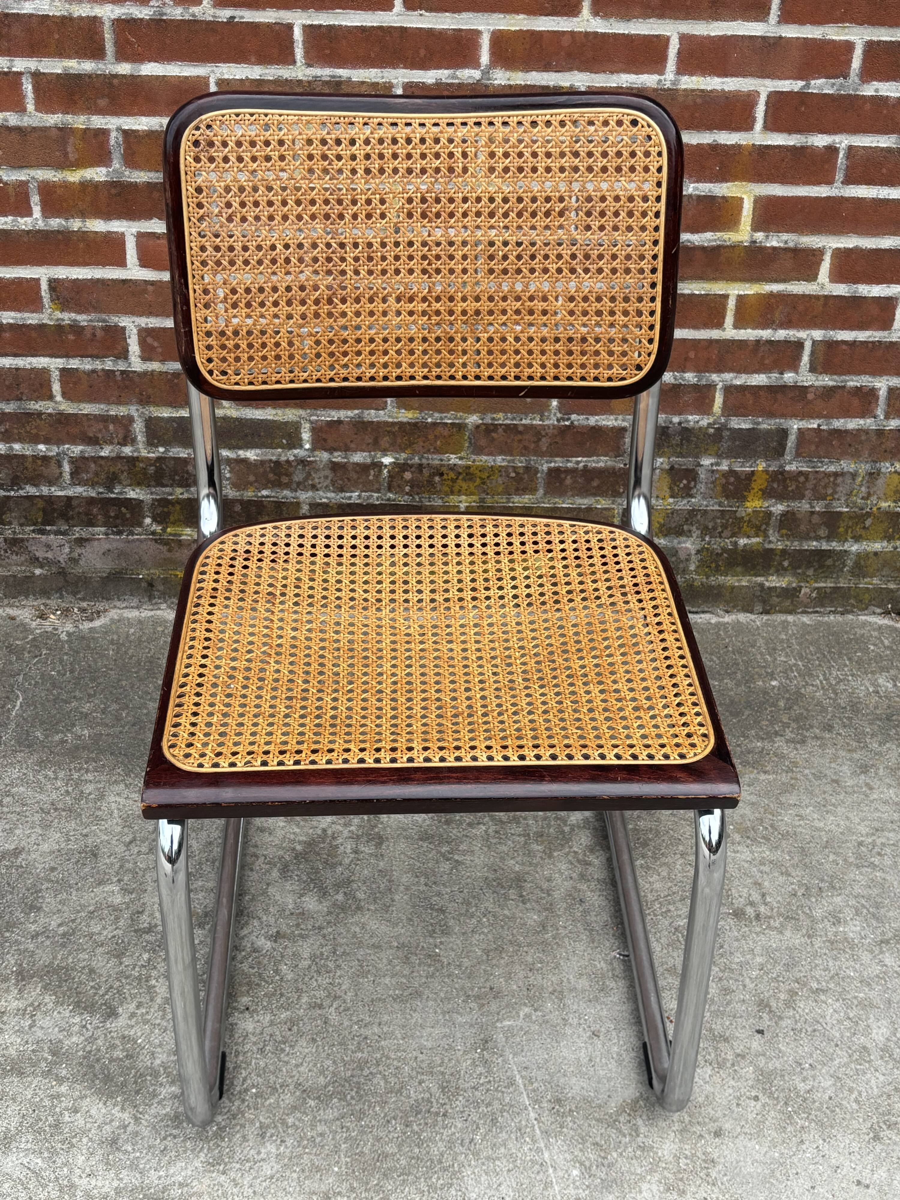Ensemble de 4 chaises Cesca B32 conçues par Marcel Breuer, cadre marron foncé.