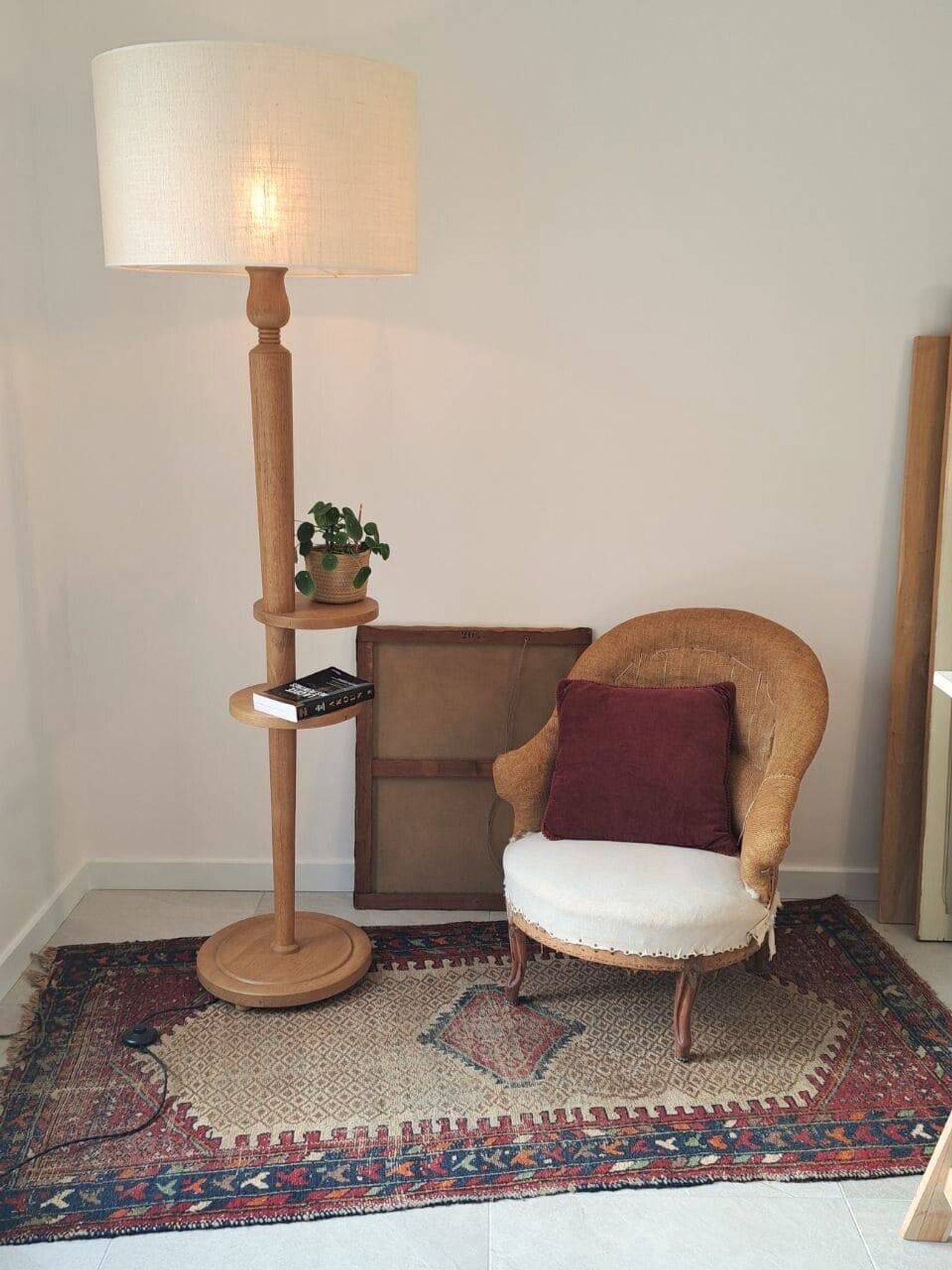 Lampadaire vintage en chêne massif à tablettes, années 1960