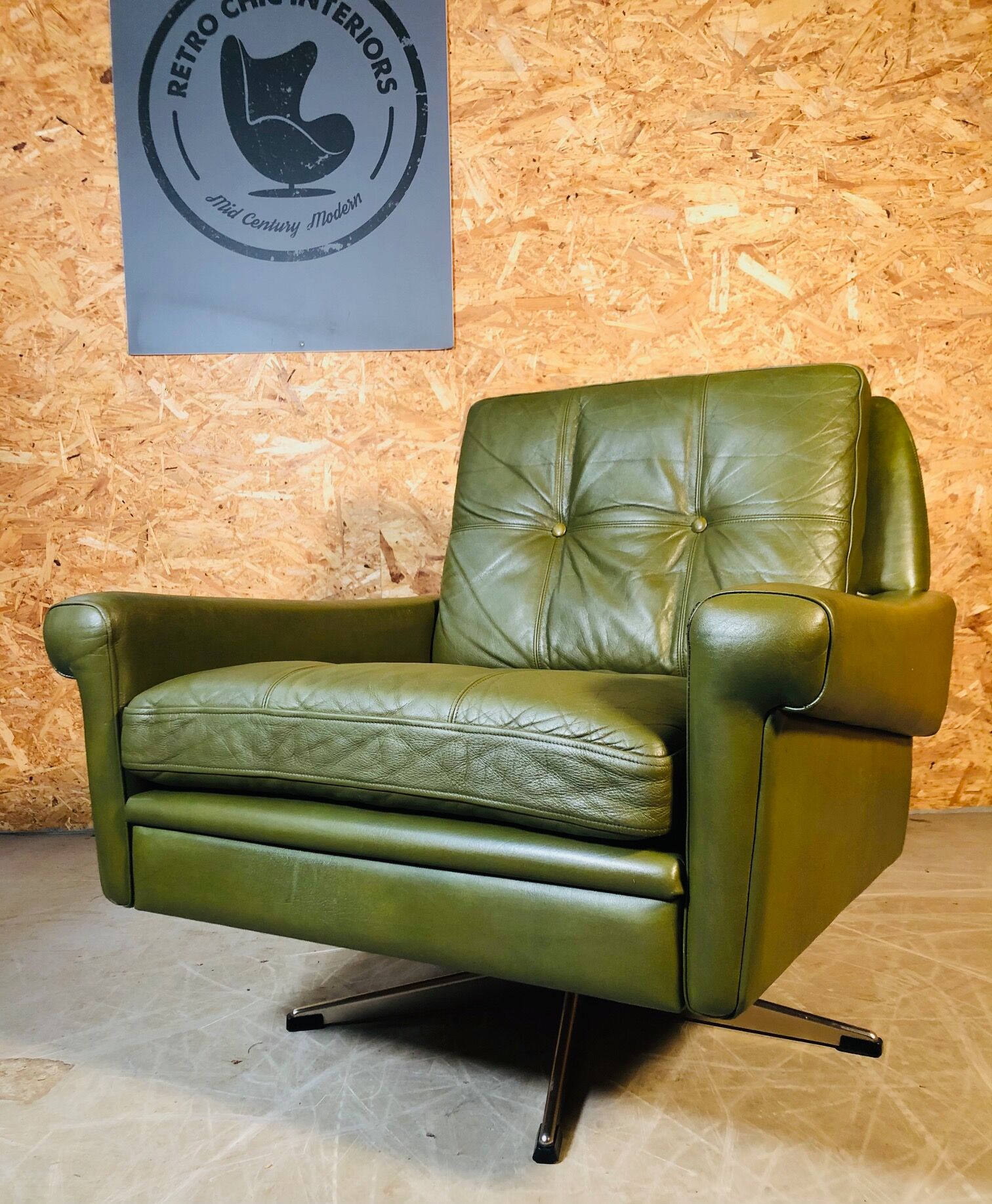 Fauteuil en cuir vert olive vintage danois Svend Skipper