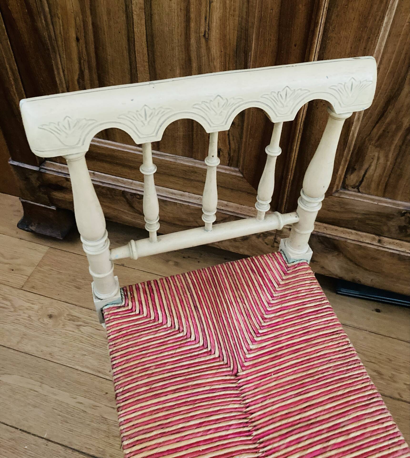 Banquette époque fin XIXe assise en paille colorée structure rechampie