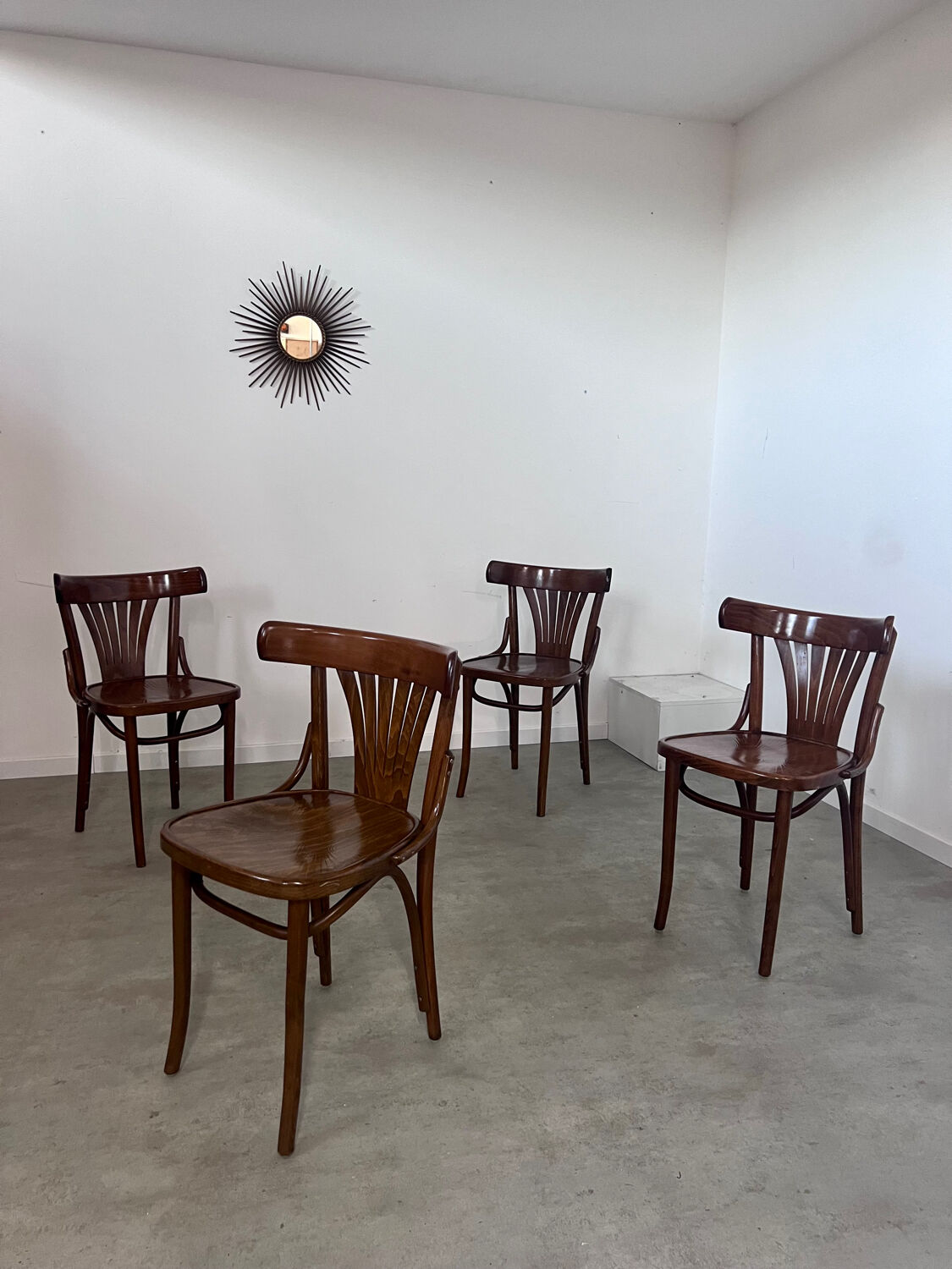 Lot 4 old vintage bentwood bistro chairs from the 70s