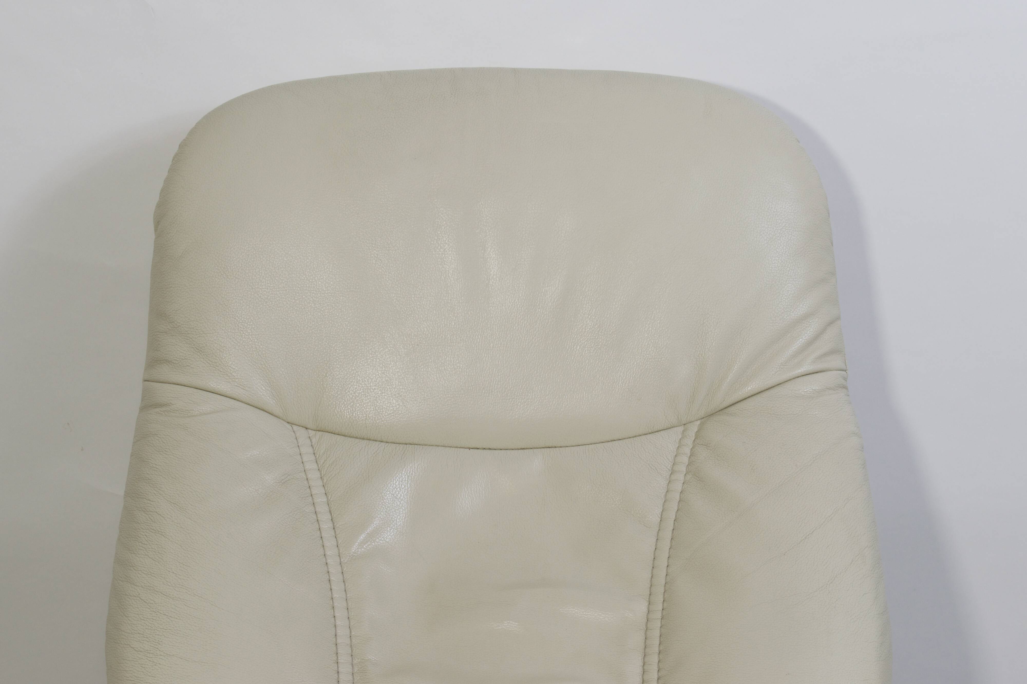 Stressless relaxation chair Consul (M) Classic in teak and ivory leather, Norway