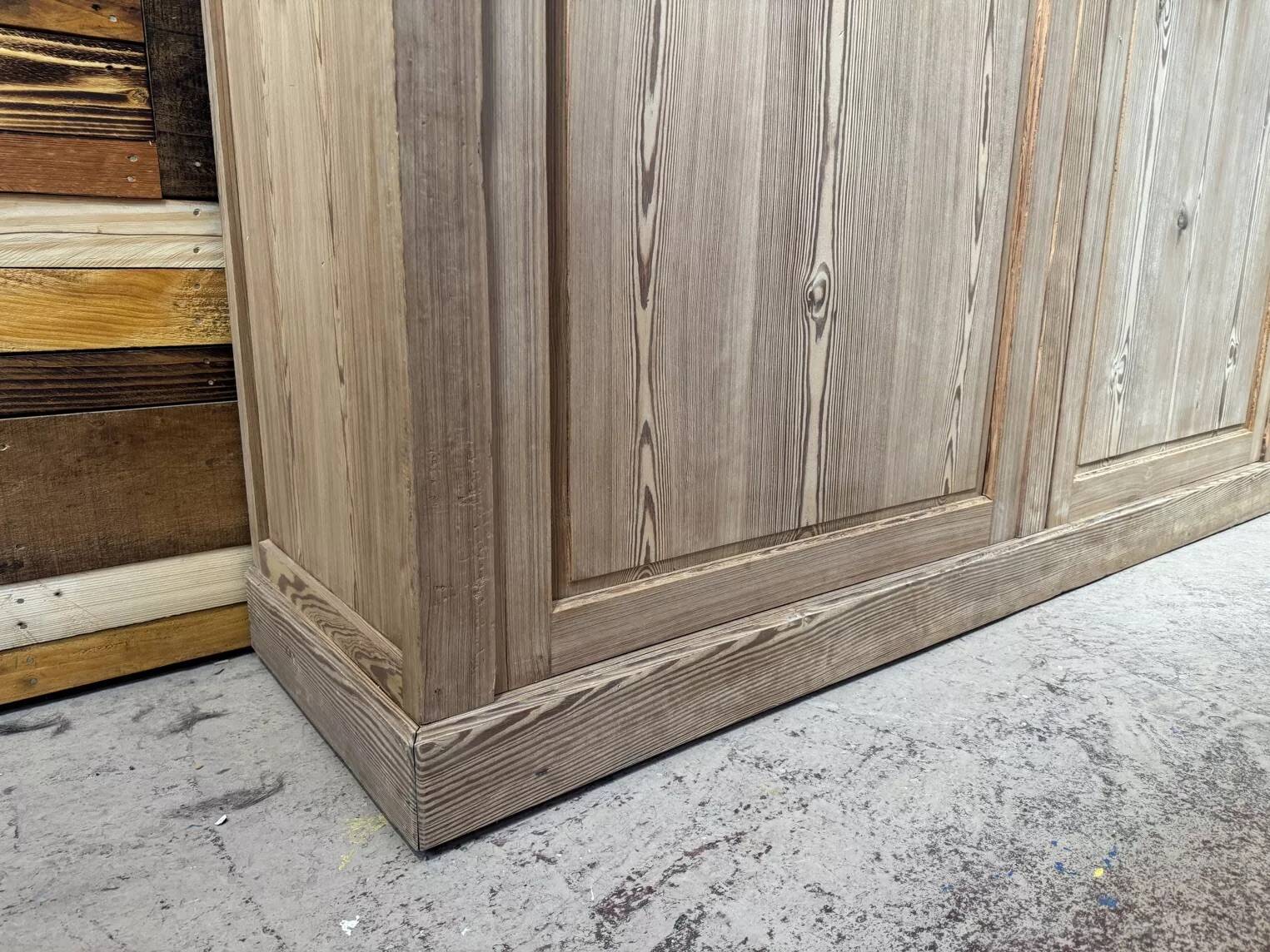 Large workshop wardrobe in pitch pine - Early 20th century