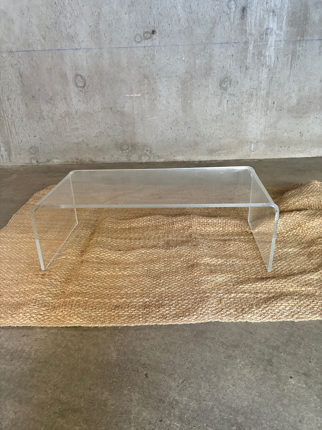Vintage coffee table in curved transparent plexiglass – 70s/80s