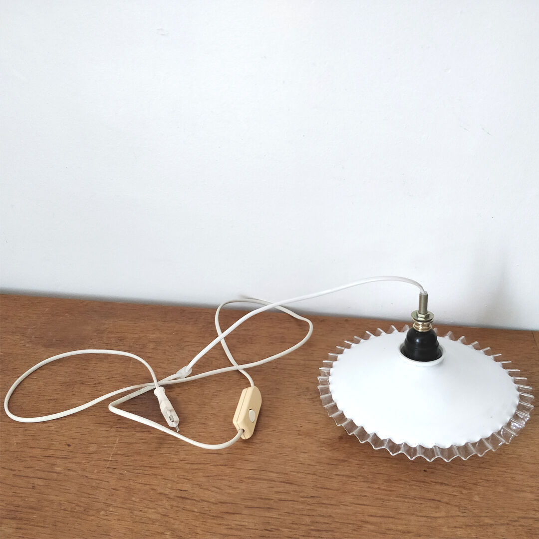 Transparent collared opaline lamp