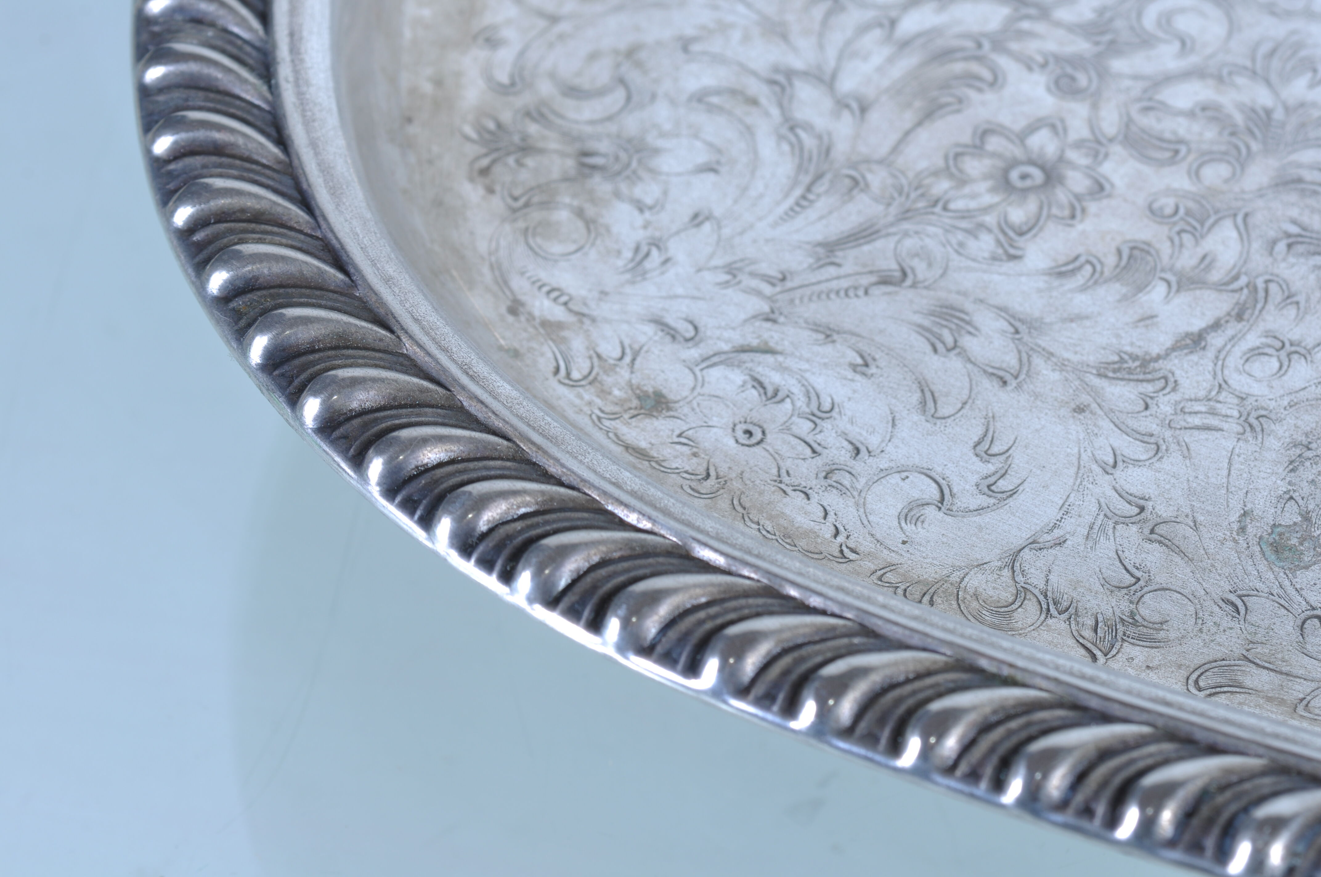 Silver metal top on stand (Leonardo Silver)