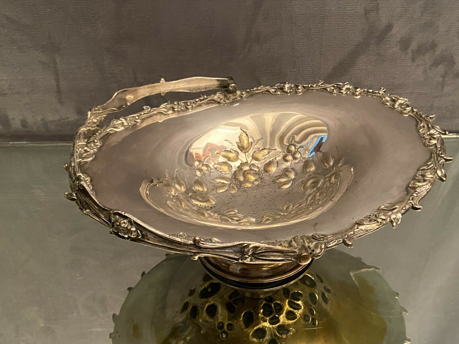 Cut basket basket handle on pedestal in silver metal with floral decoration