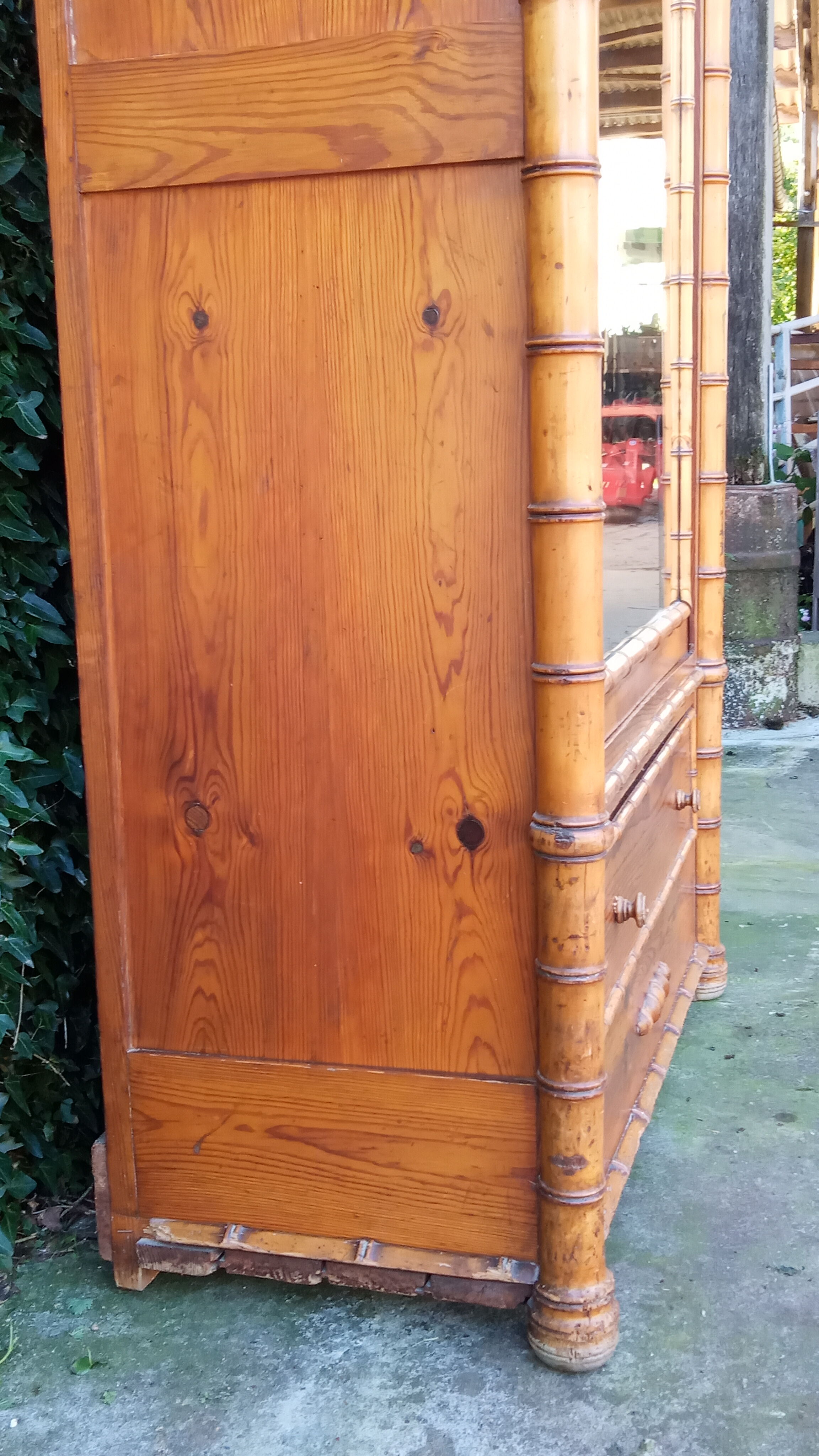 Early 20th century wardrobe in turned pine and pitch pine