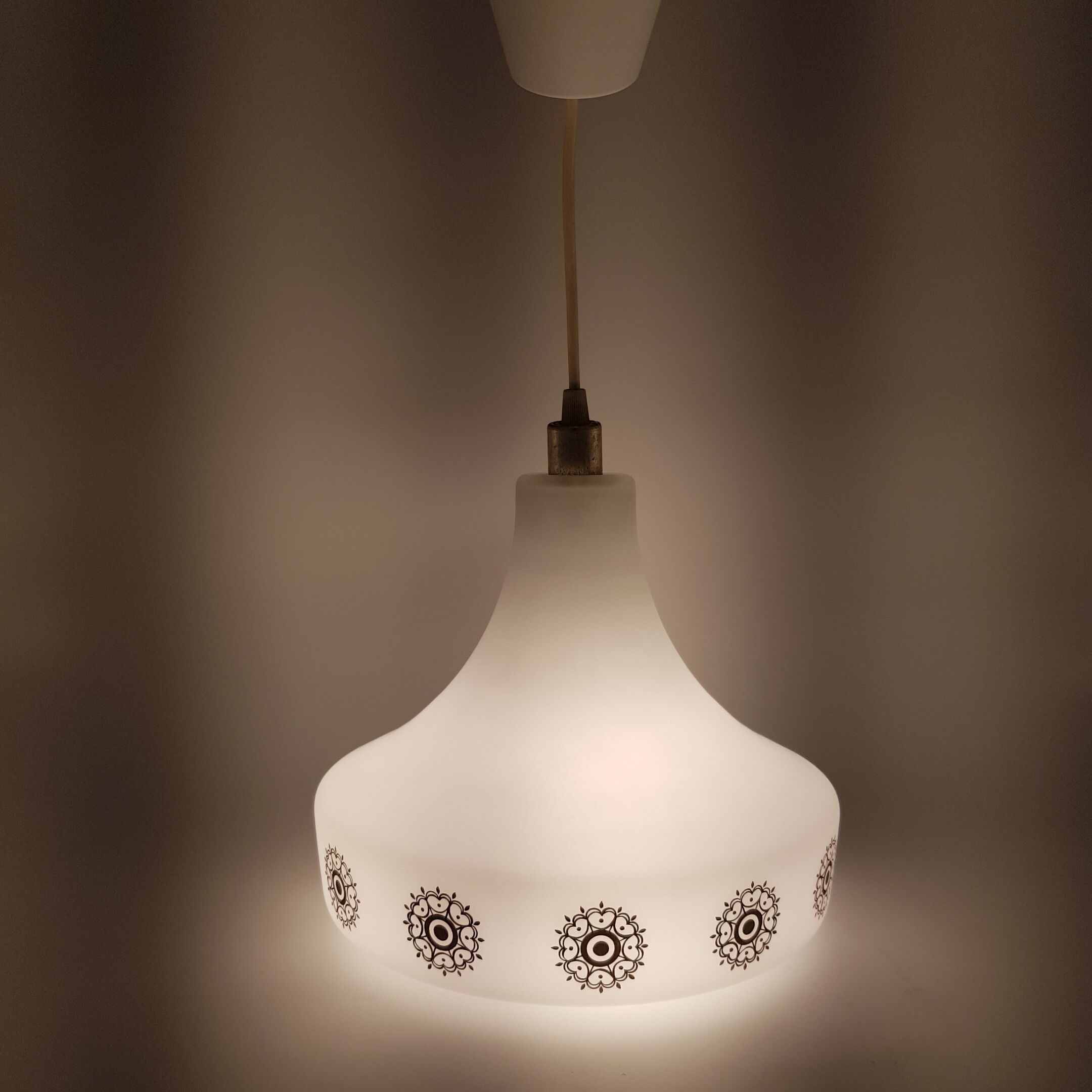 Hanging in Scandinavian opaline golden motifs