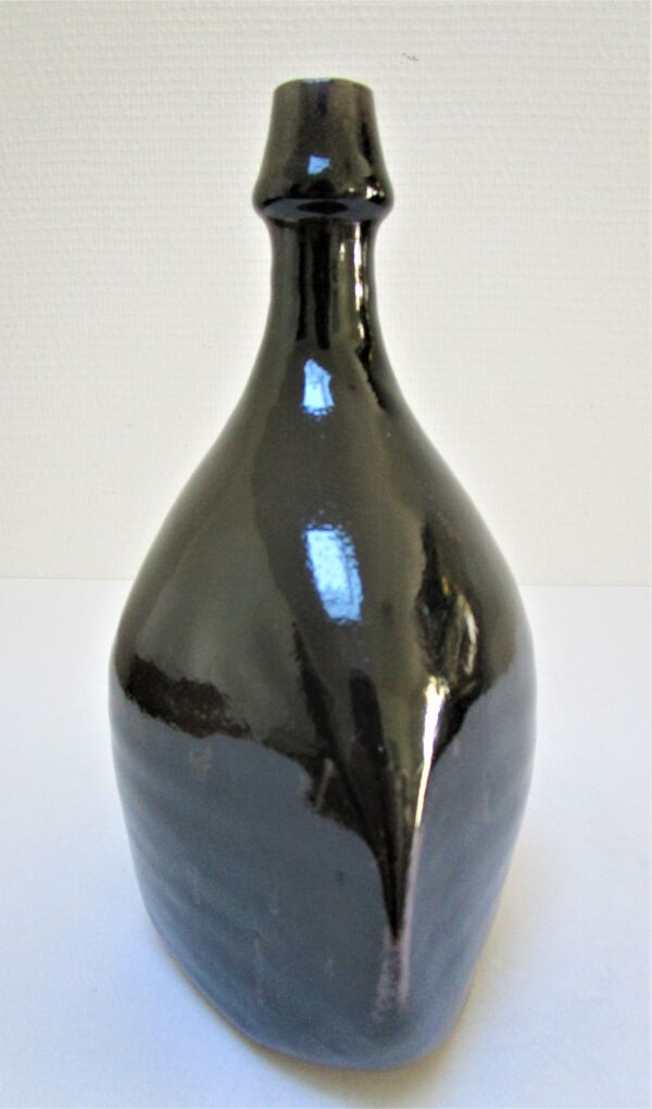 Vase bouteille grès émaillé noir par Roland Zobel