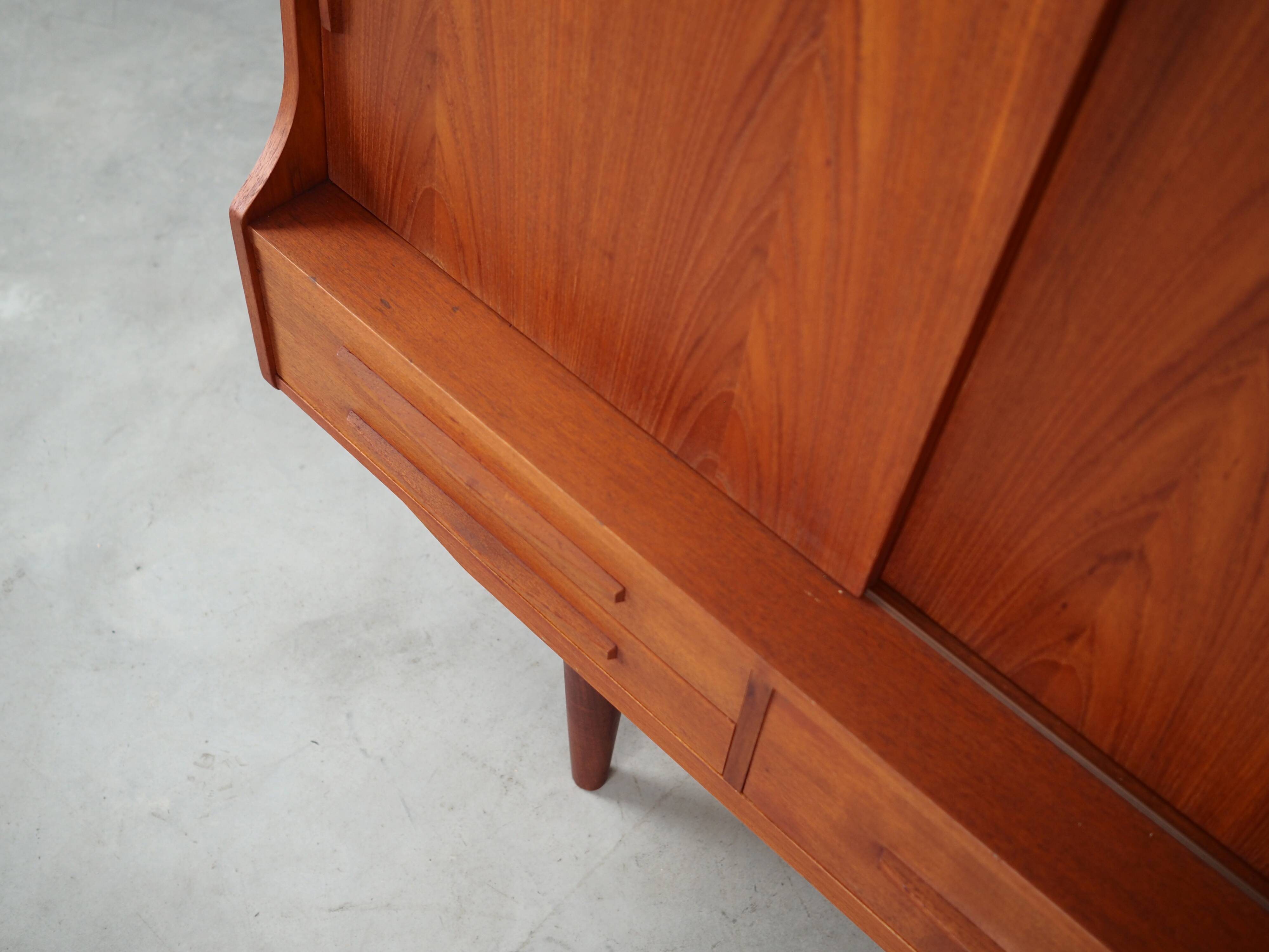 Buffet haut en teck, design danois, années 1960, production : Danemark