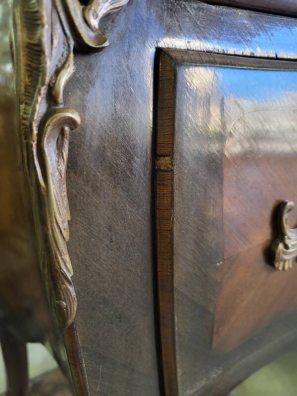 Commode sauteuse en bois de rose plateau en marbre rose