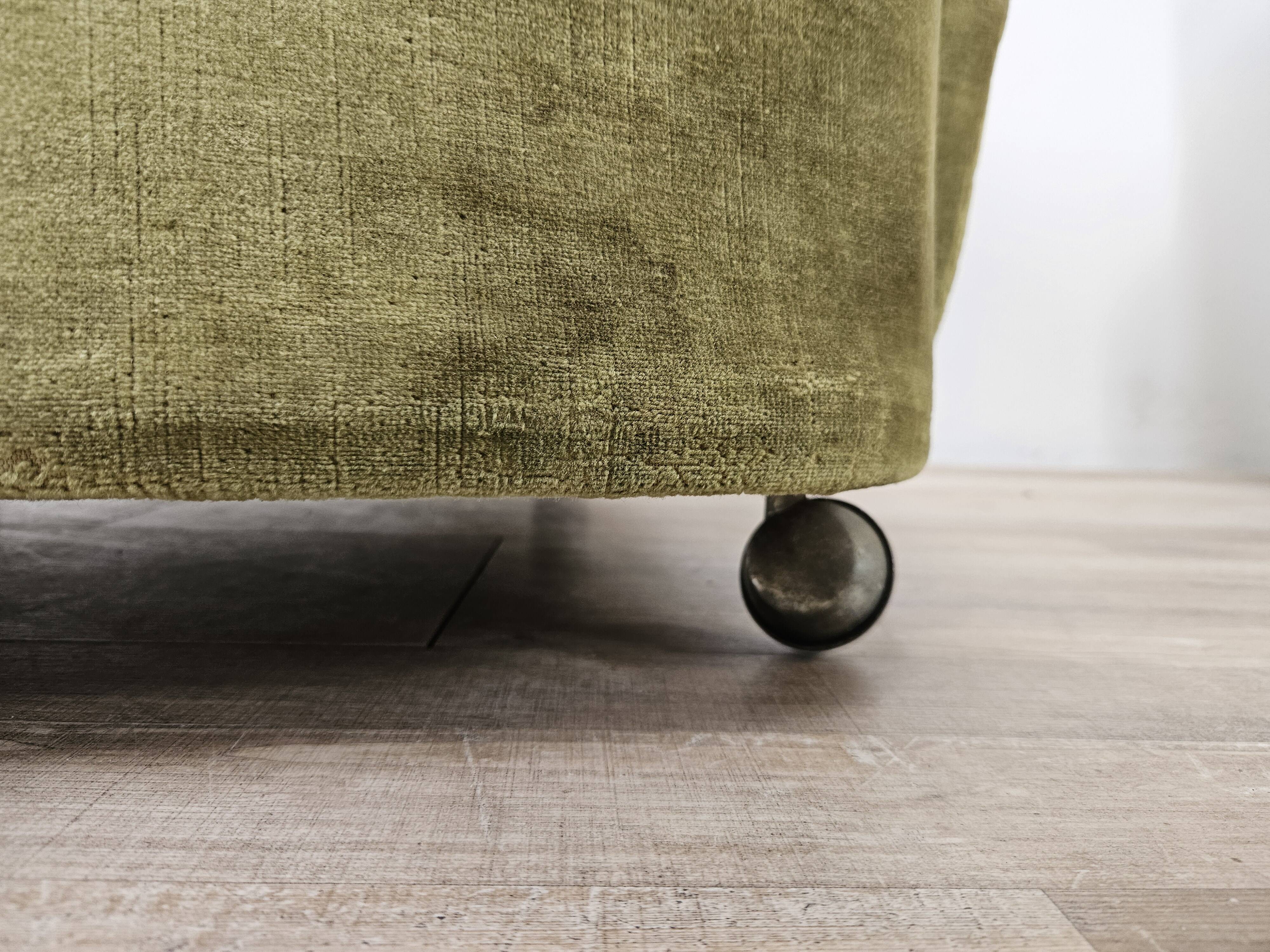 Deux fauteuils cocktail en tissu vert des années 1950 à roulettes