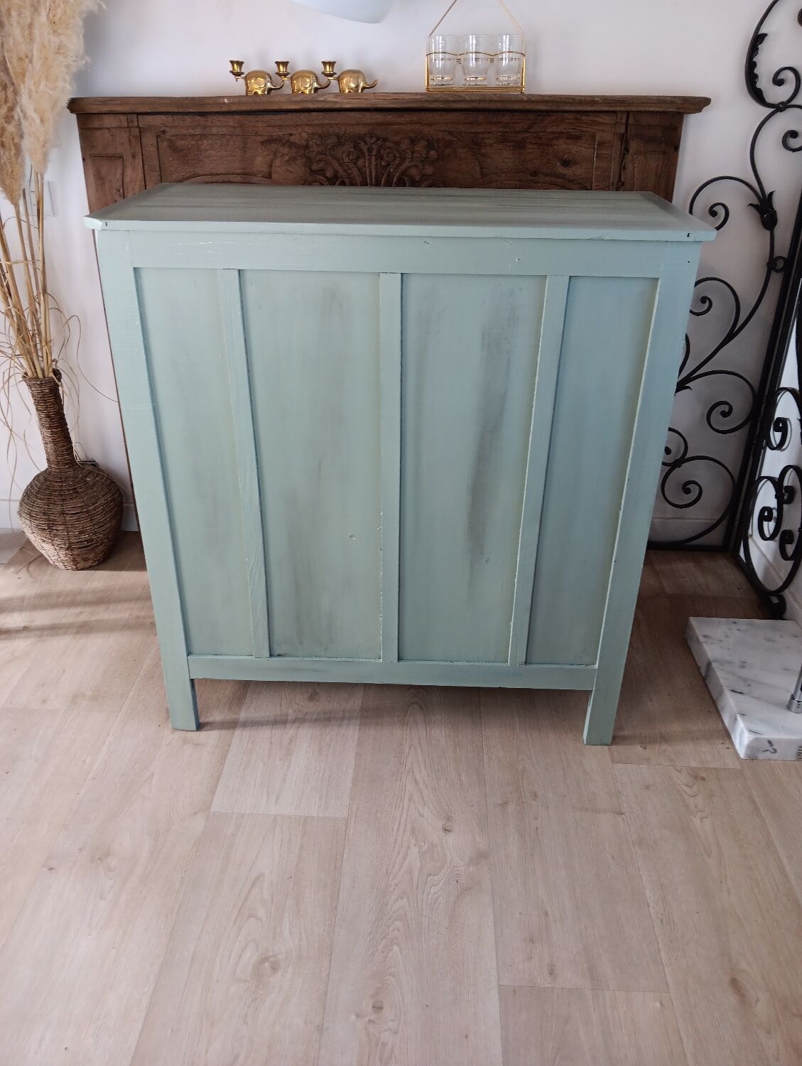 Green Parisian buffet