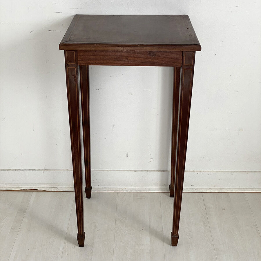 Square mahogany table and mahogany veneer