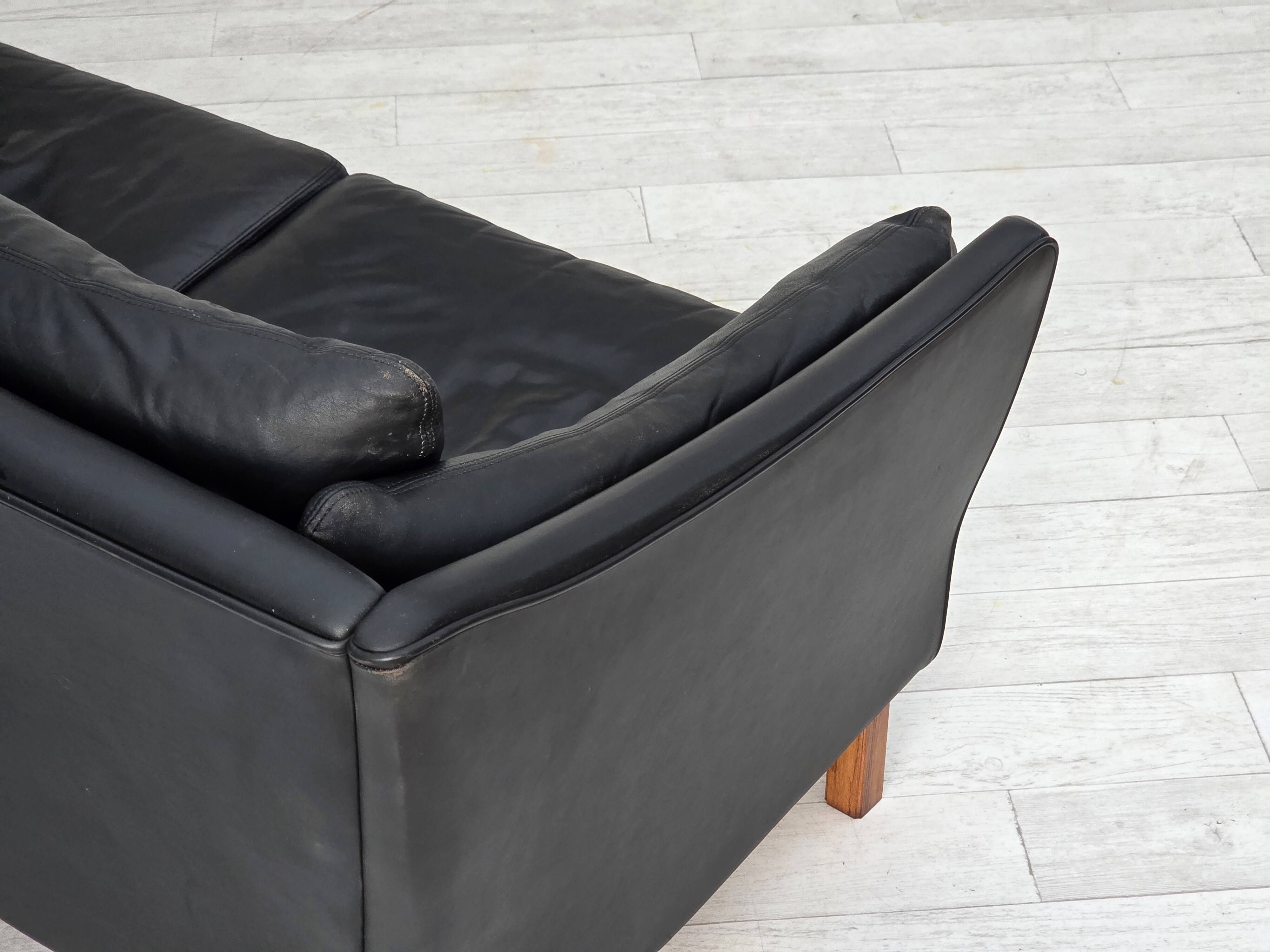 Canapé danois 2 places des années 1970, cuir d'ameublement noir d'origine, bois de teck.