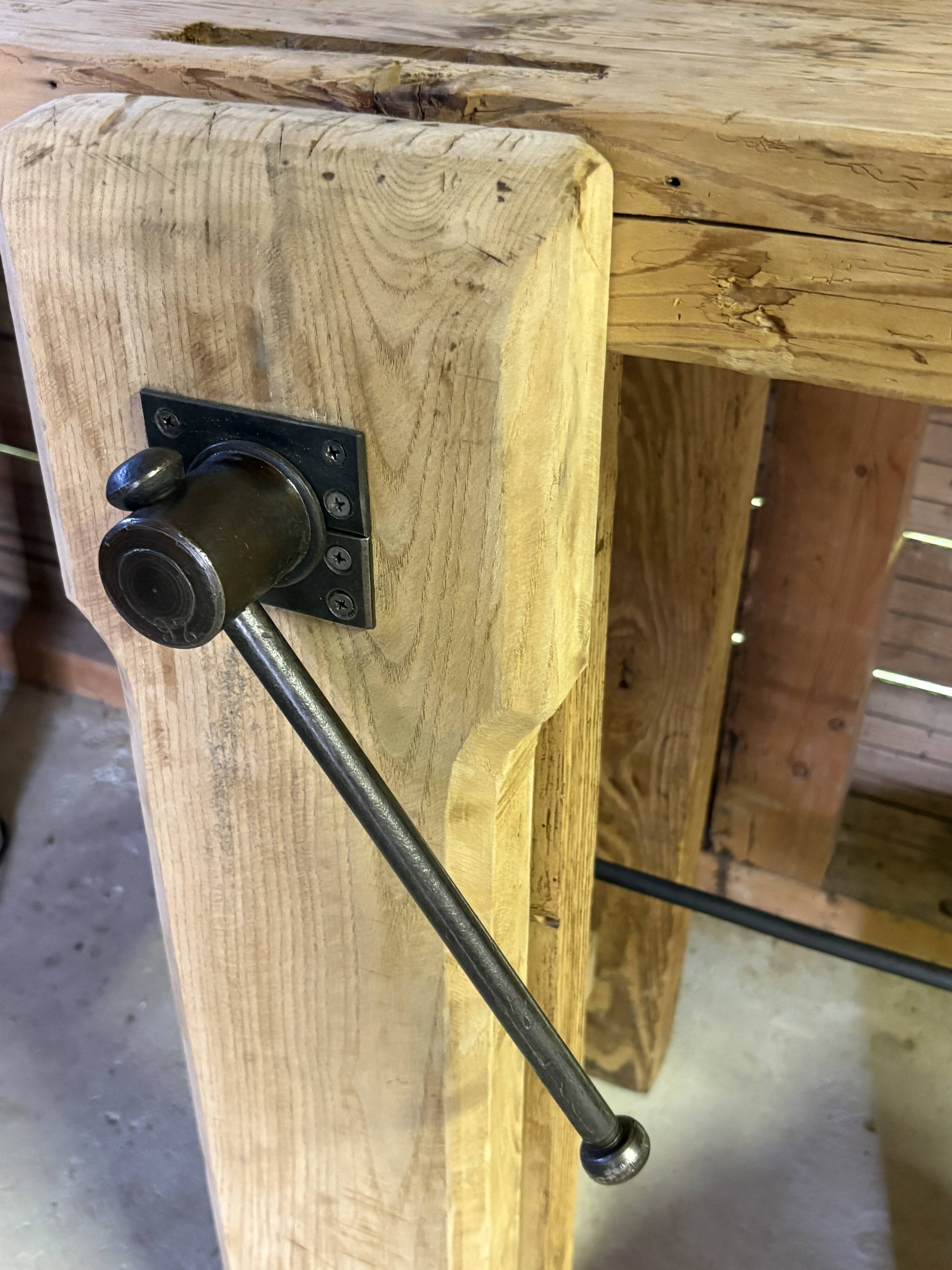 Établi ancien en bois massif avec étau – Authenticité & charme d’atelier