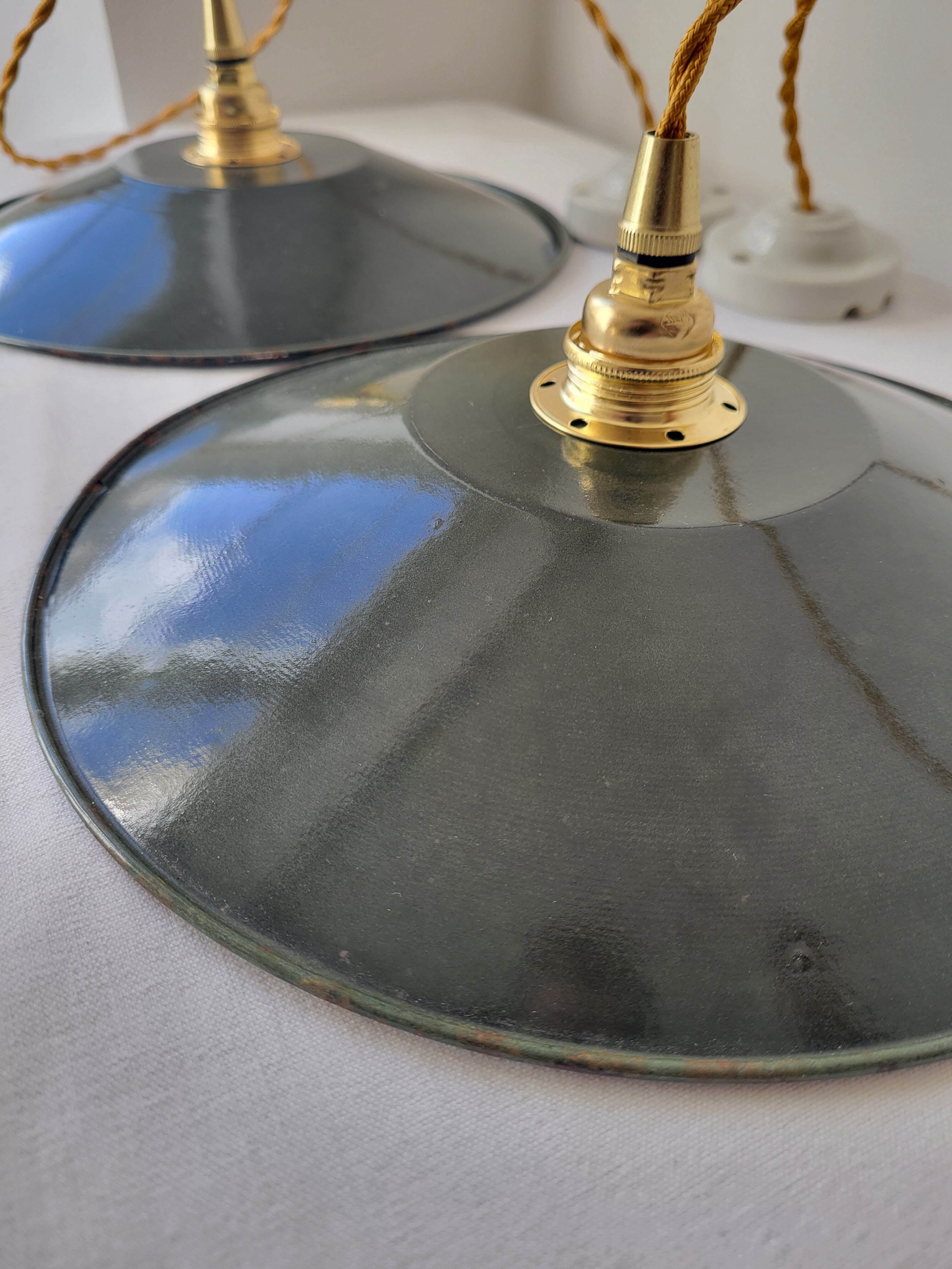 Pair of enamelled suspensions