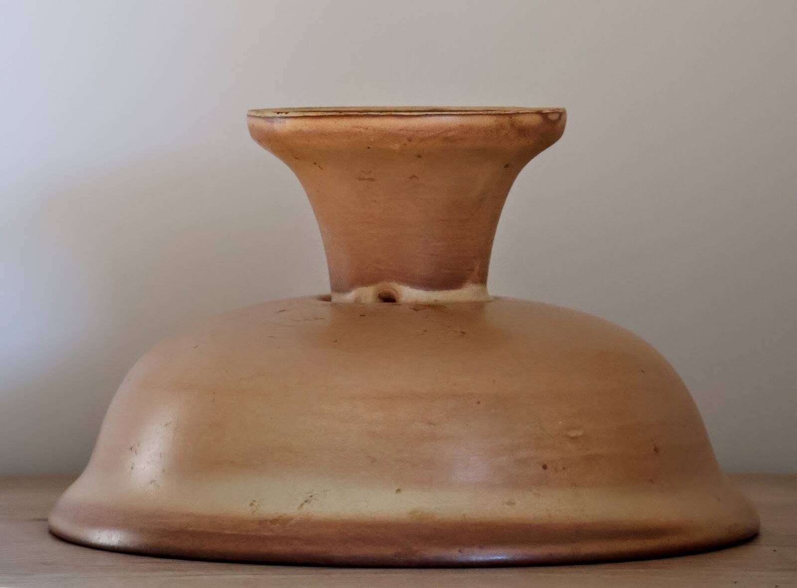 Compotier or fruit bowl on round terracotta base
