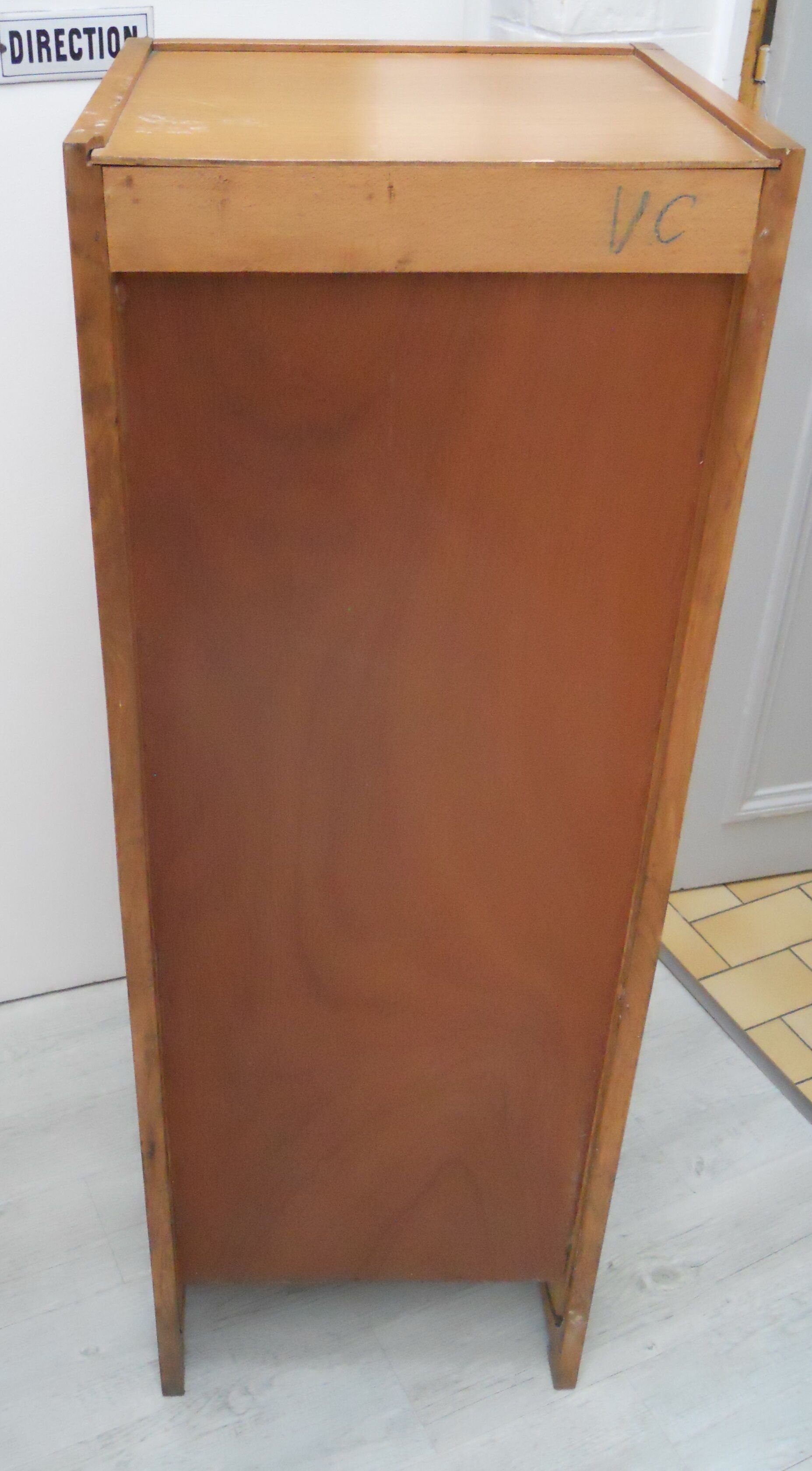 Furniture a curtain years 40