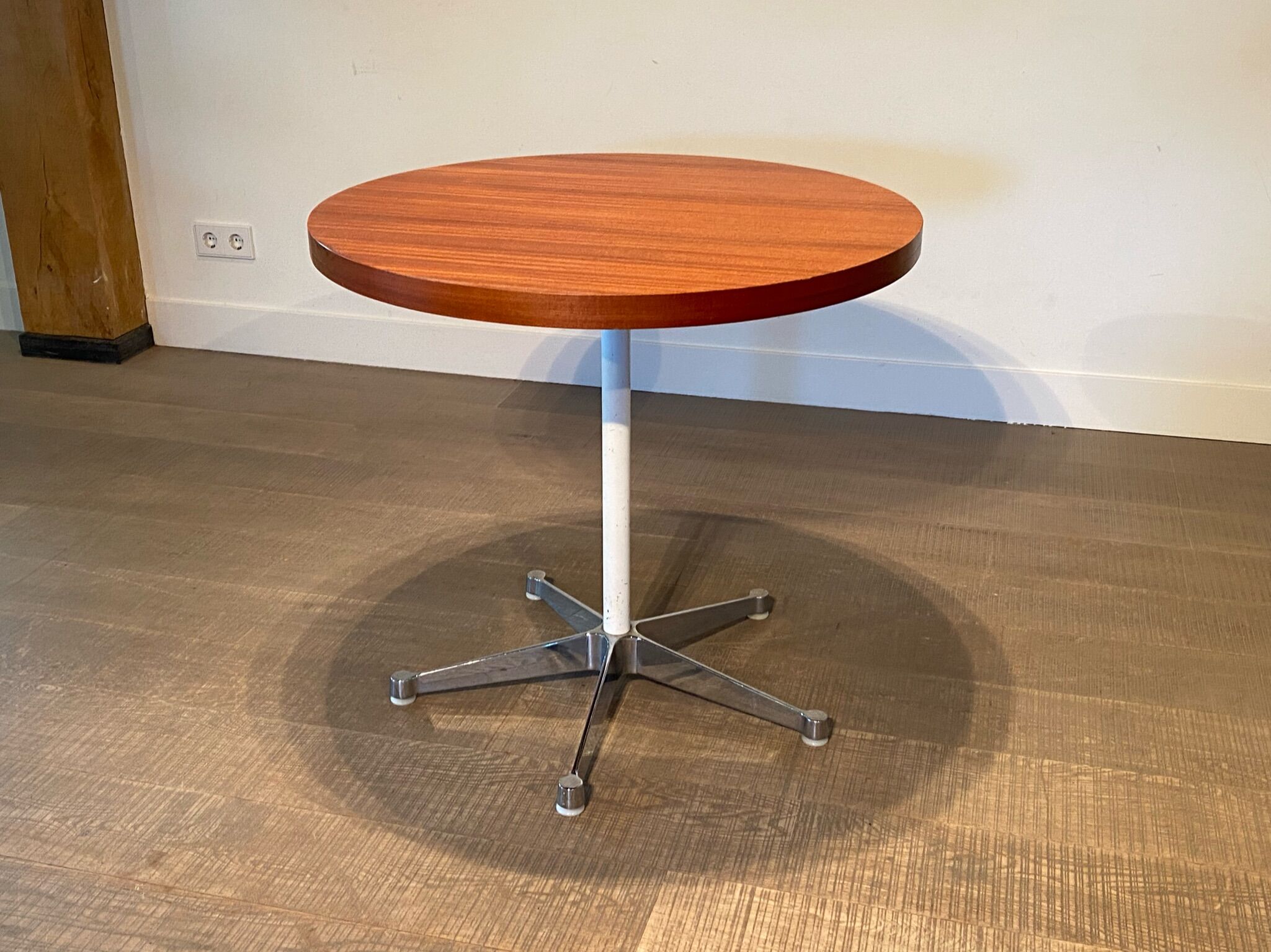 Early Round Dining teak table By Ray and Charles Eames for Herman Miller, 1950s