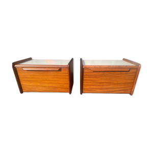 2 tables de chevet suspendues