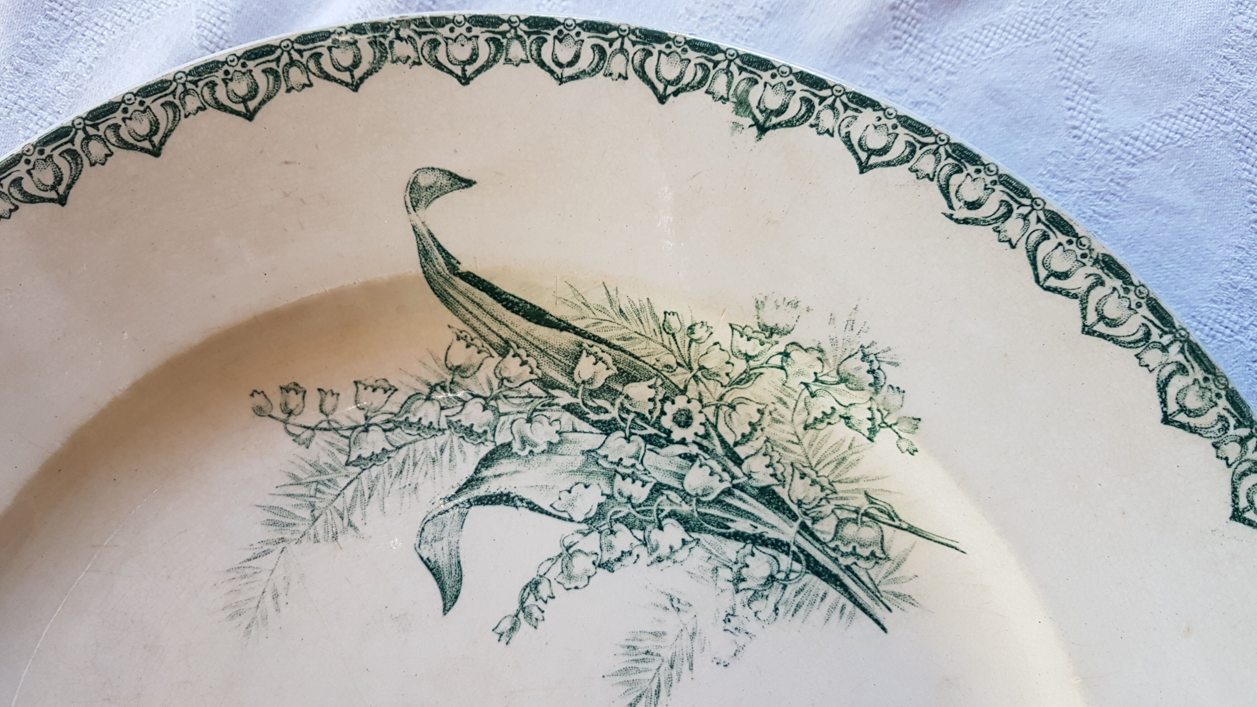 Saint Amand earthenware dish decorated with flowers