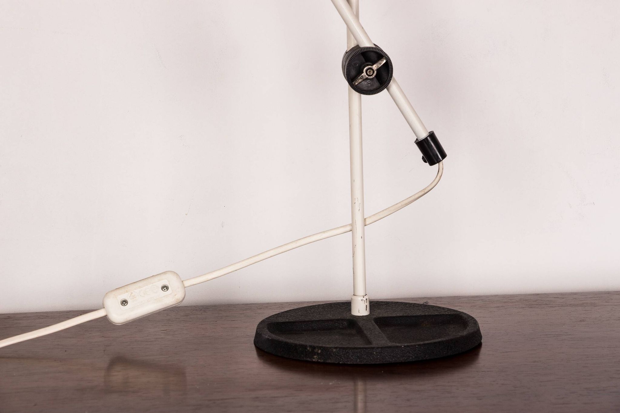 Lampe de bureau inclinable en métal blanc 1960.