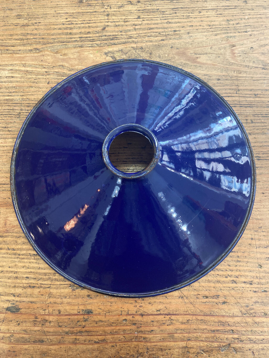 Metal suspension in blue enamel