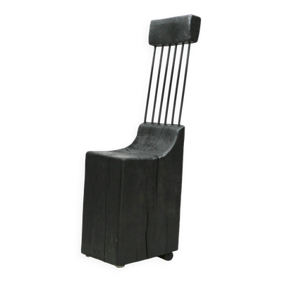 Chaise brutaliste, bois brut teinté noir, acier. Travail des années 70