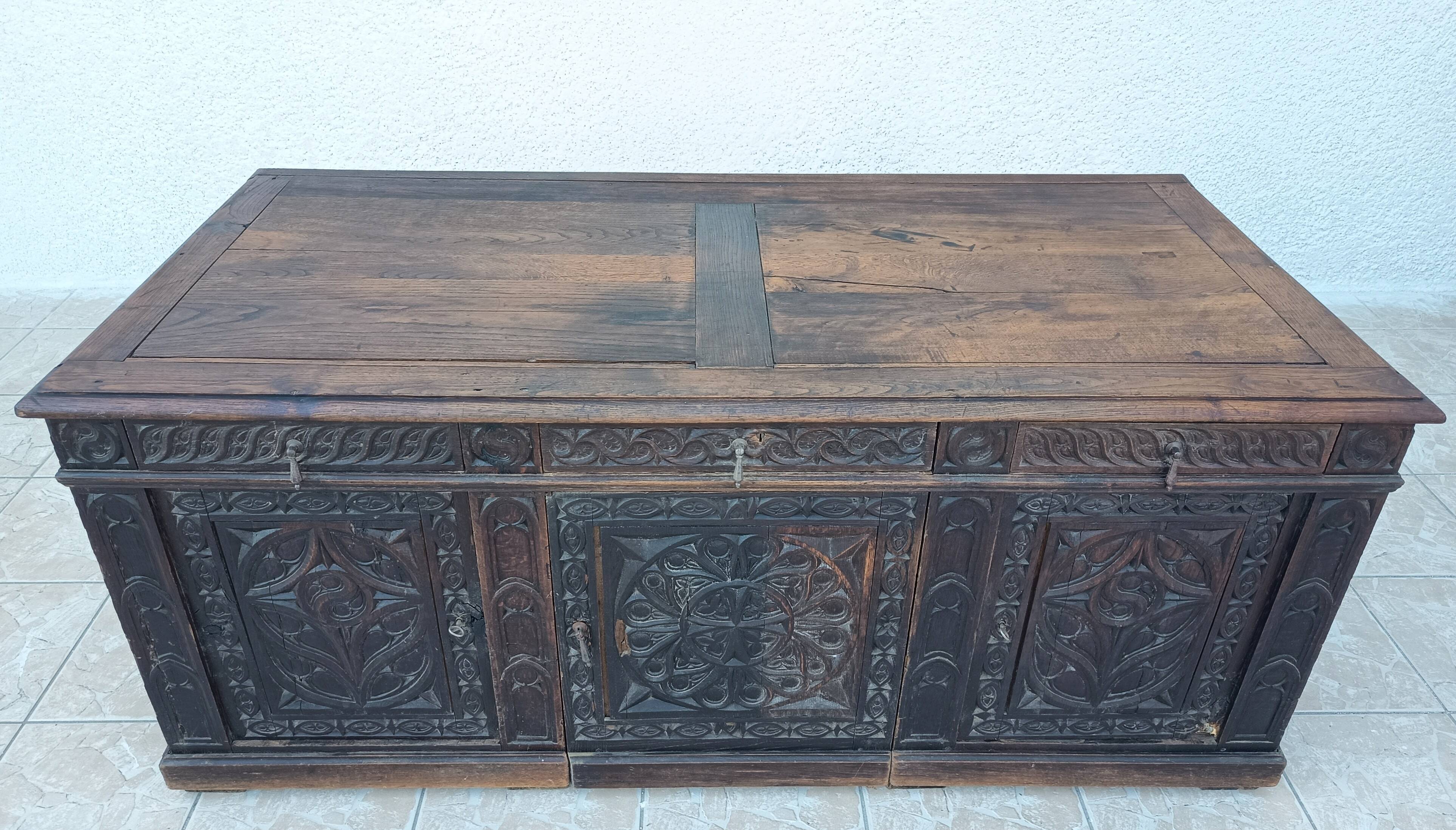Large Gothic desk in solid oak from the 19th century.