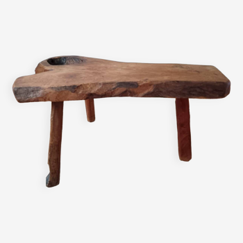 Table basse brutaliste tripodes