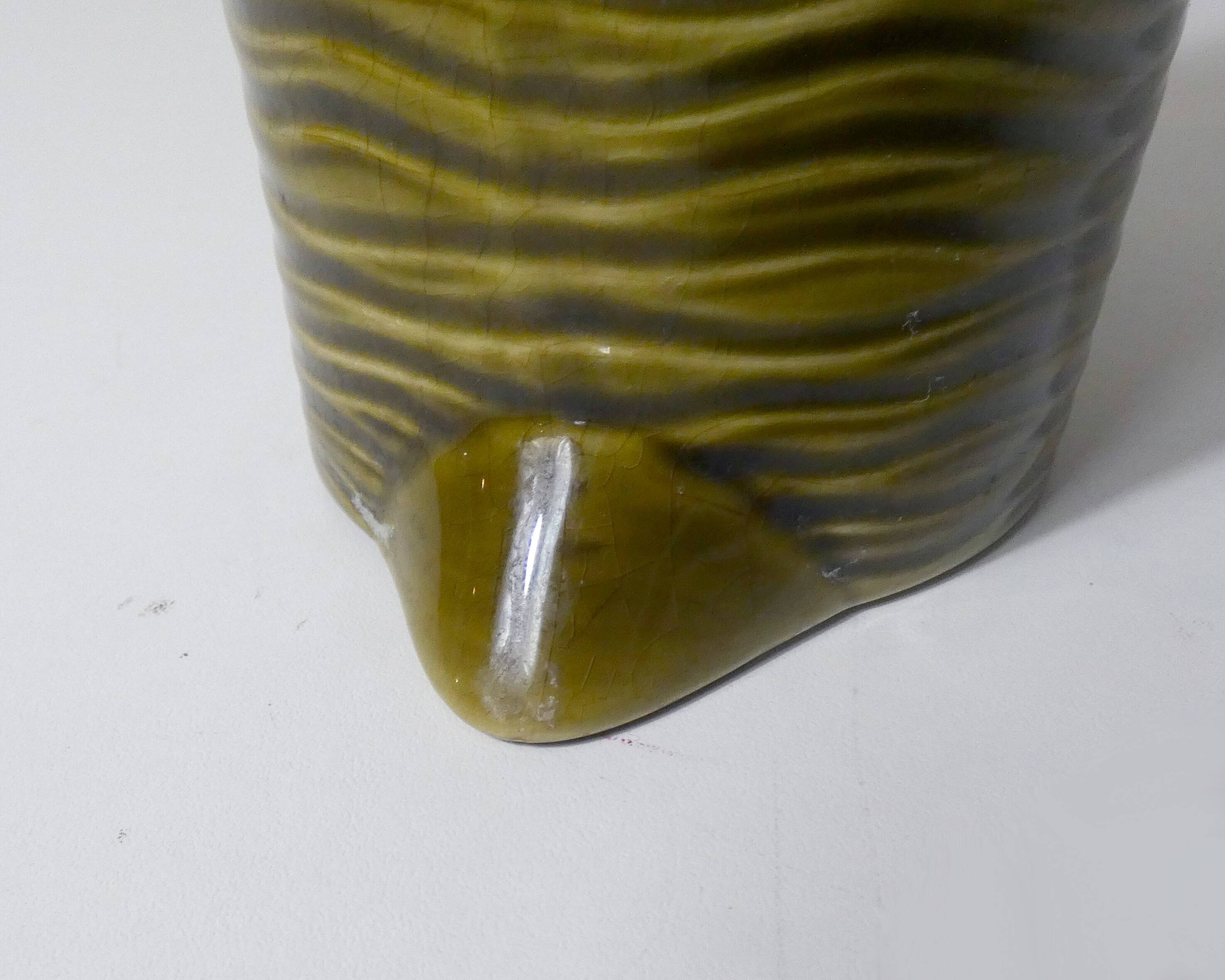 Pichet en barbotine en faïence de Sarreguemines