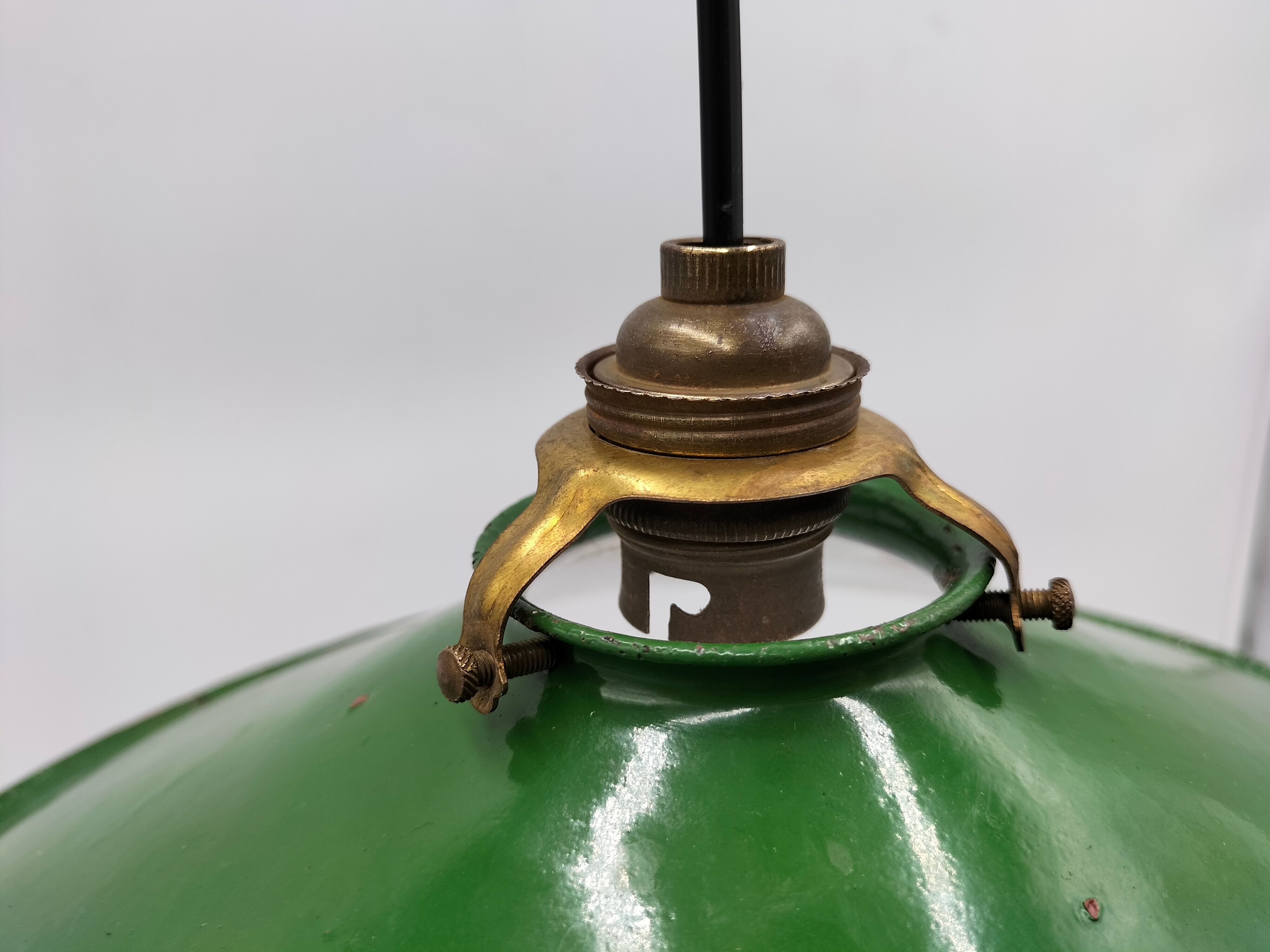 Enamelled sheet metal suspension