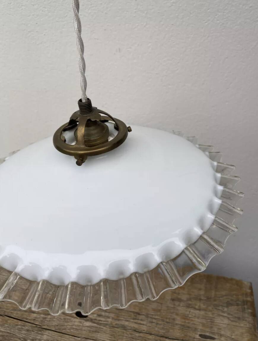 Suspension plissée verre opaline blanc et transparent ondulée