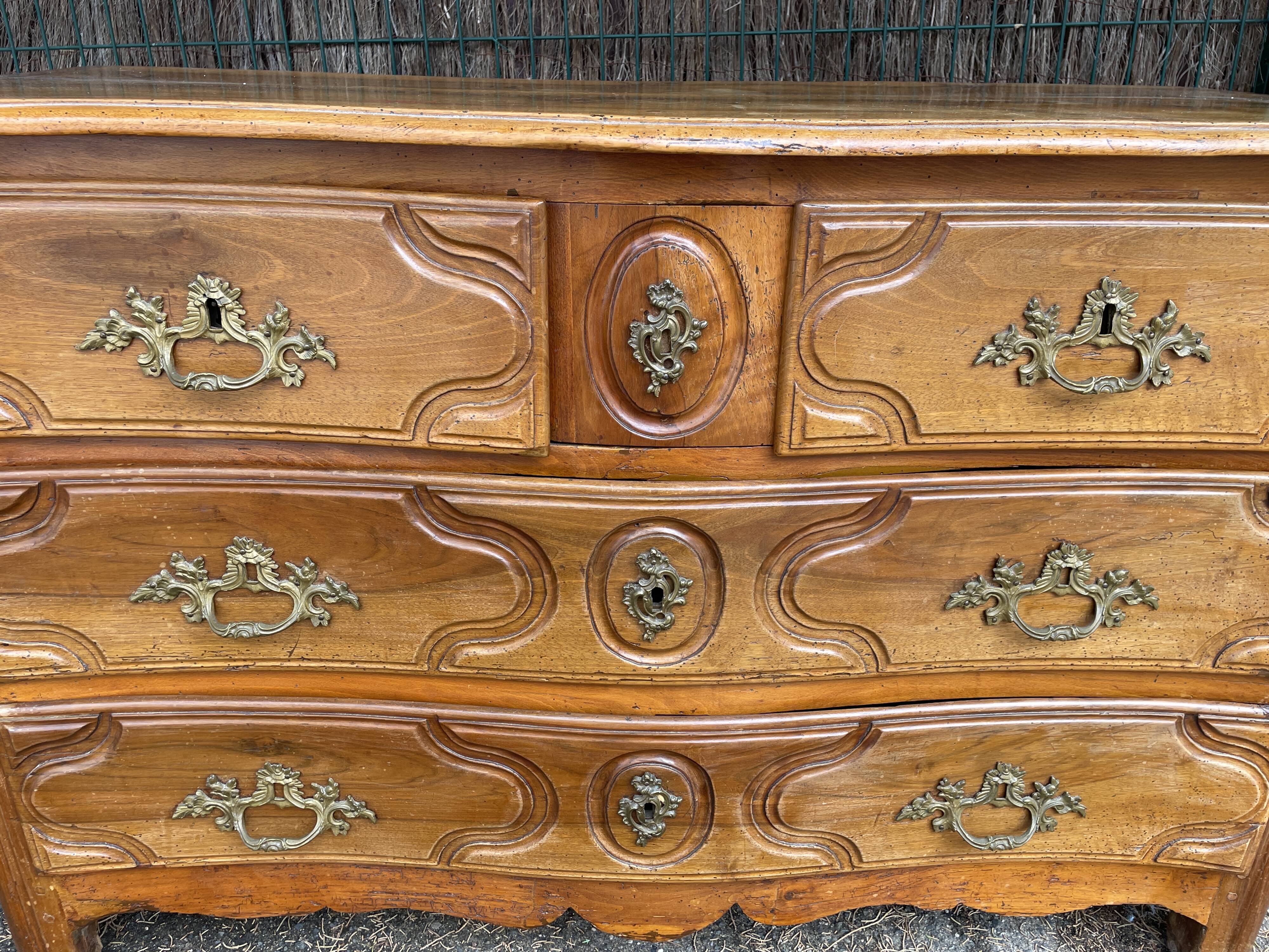 Parisian chest of drawers in walnut Louis XV period with secret drawer, 18th century.