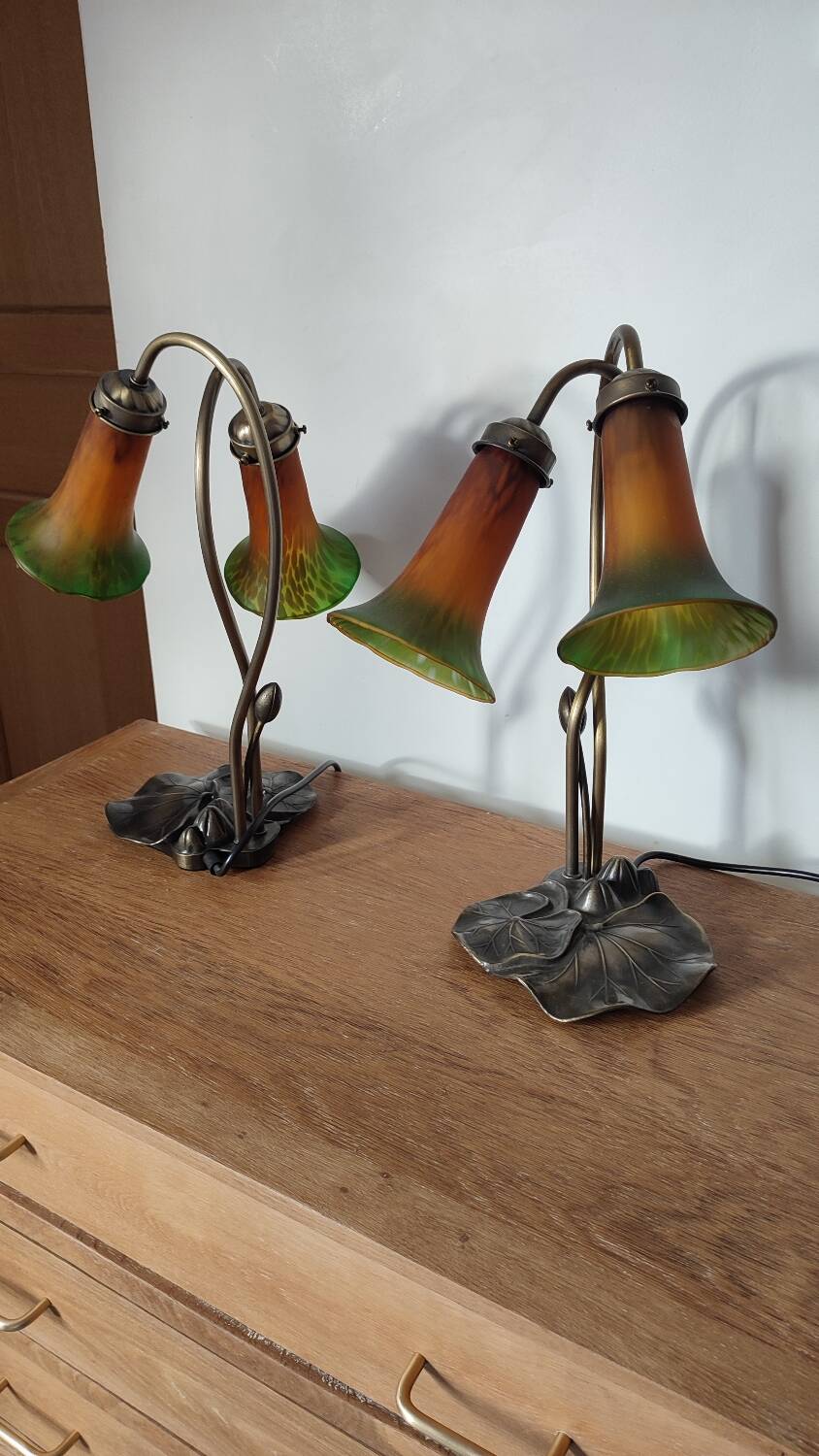 Deux lampes nénuphar en laiton et verre