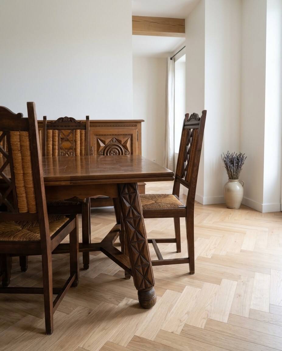 Dining table set with 6 chairs in cherry wood.