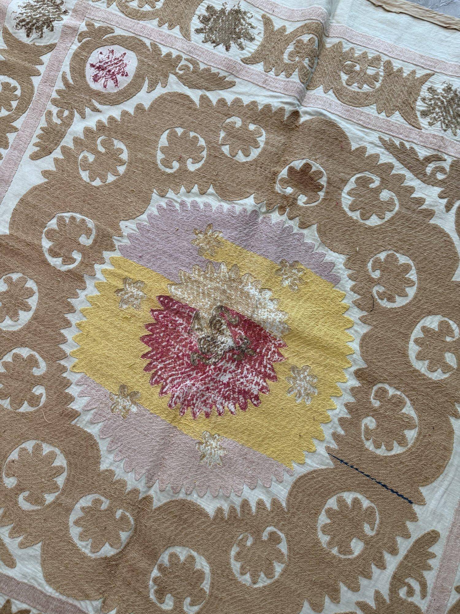 Nappe brodée à la main vintage 123x125 cm