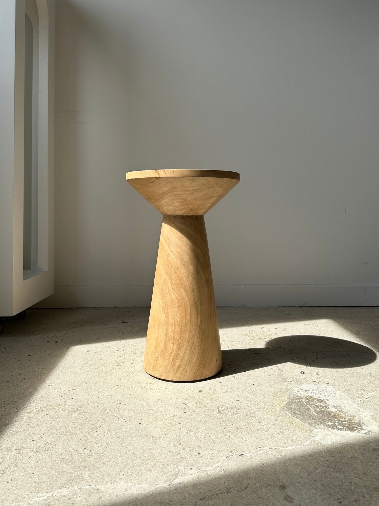 Side table, end of sofa in natural mango monoxyl conical tray H:50cm