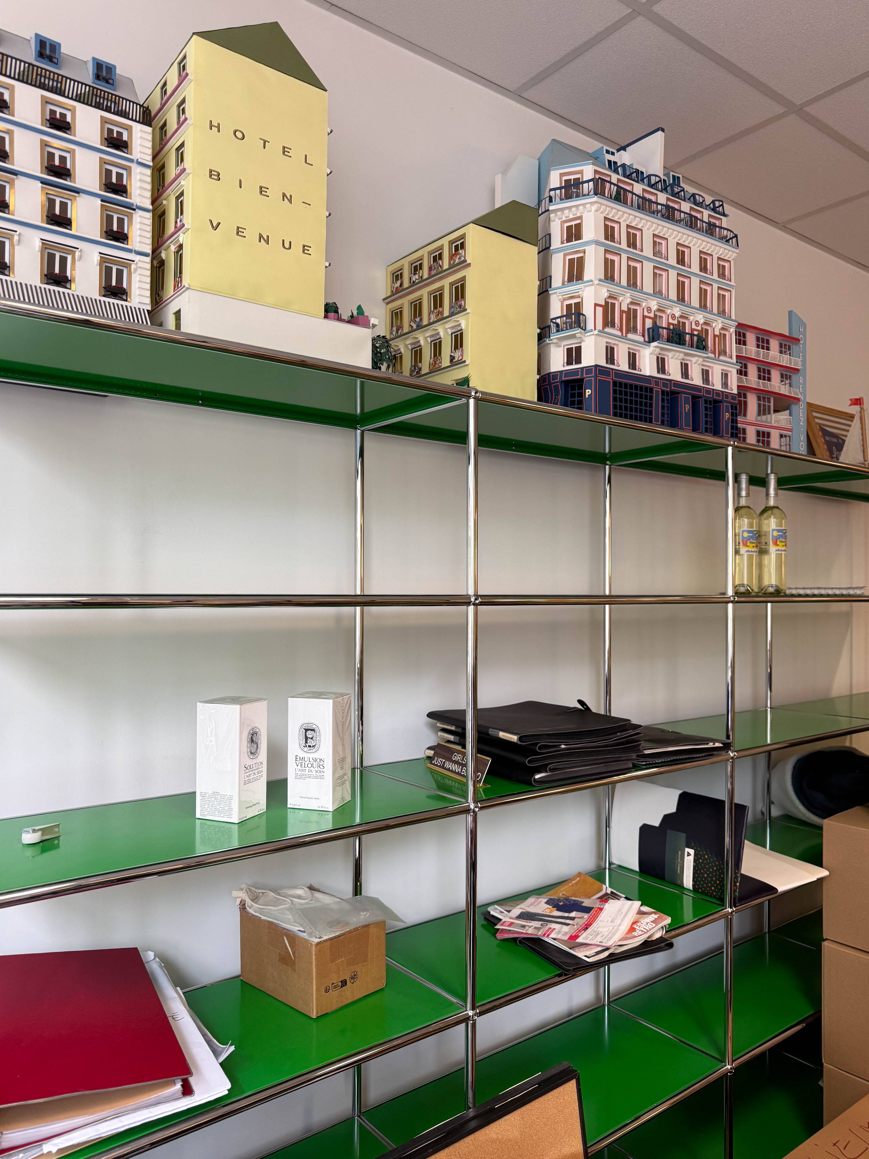 USM Haller - USM Haller XL green living room shelf