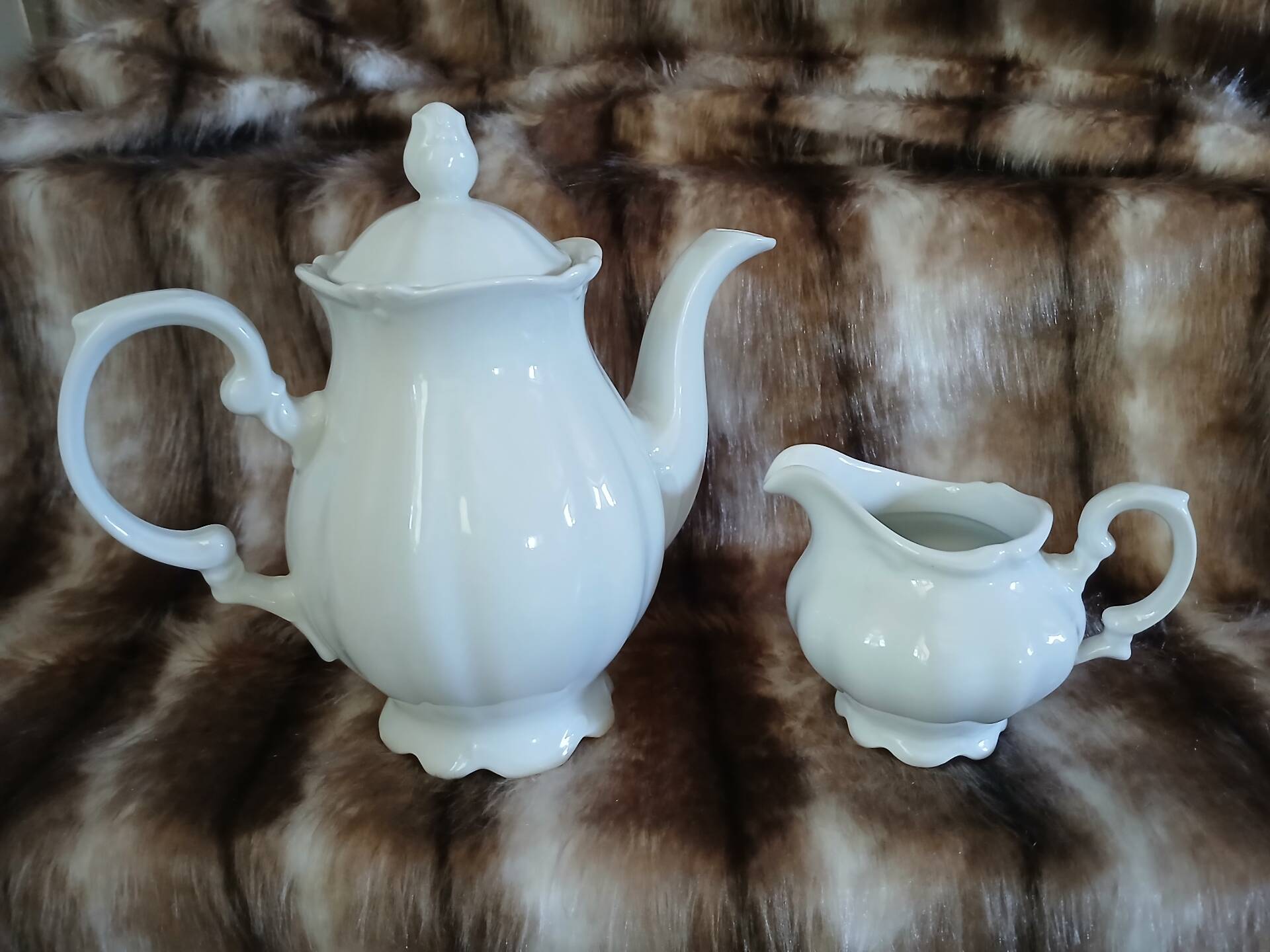 Coffee pot + porcelain milk jug