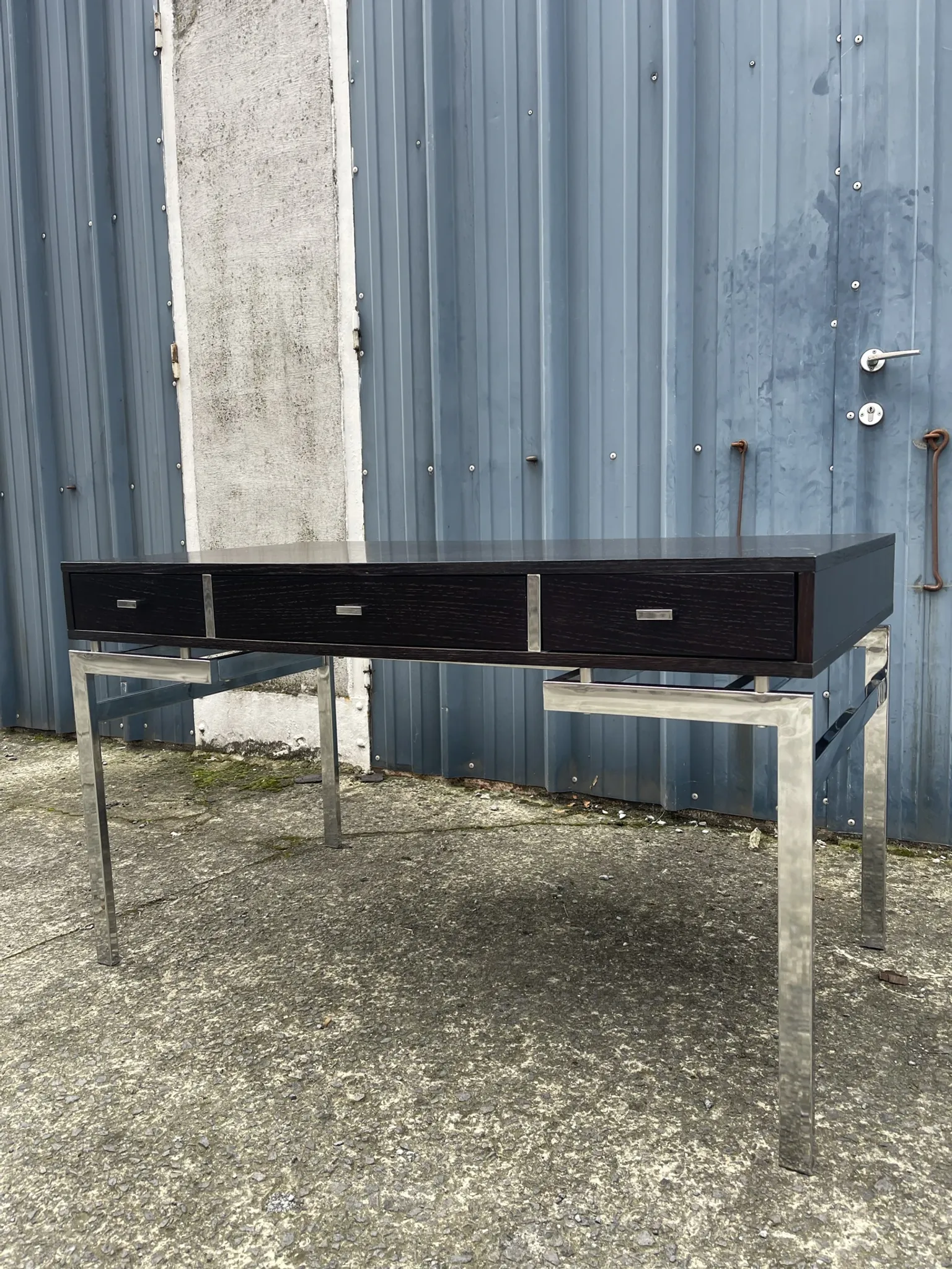 Bureau plat laqué noir texturé et chrome style 1970